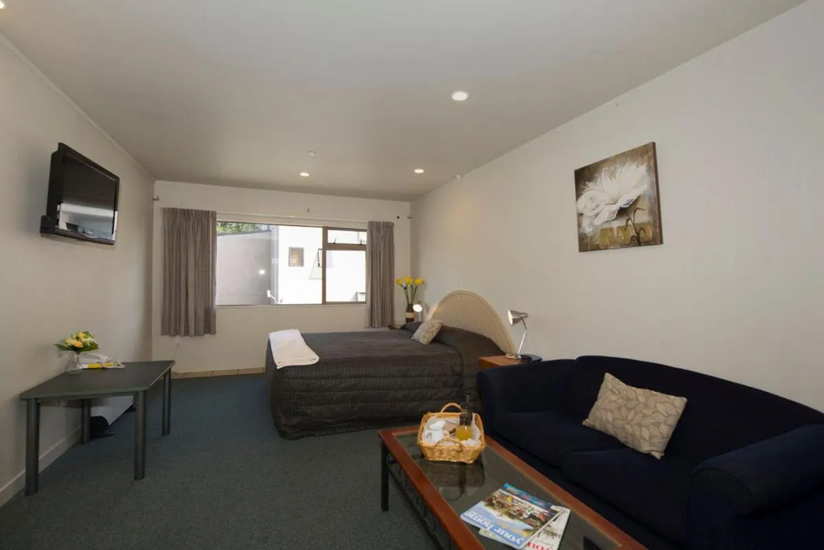 Photo of the whole room, Bed in Lake Point Motel