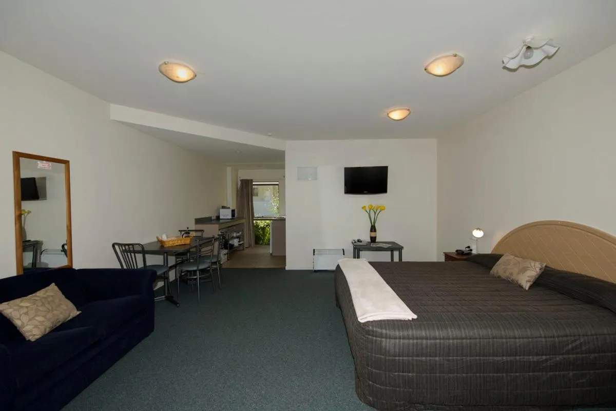 Photo of the whole room in Lake Point Motel