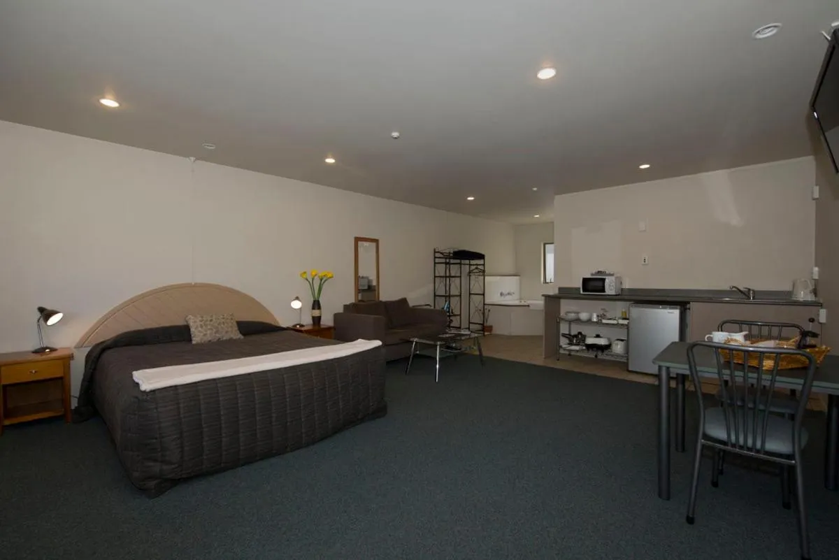 Photo of the whole room in Lake Point Motel