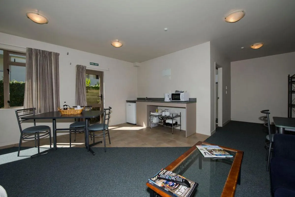 Dining area in Lake Point Motel