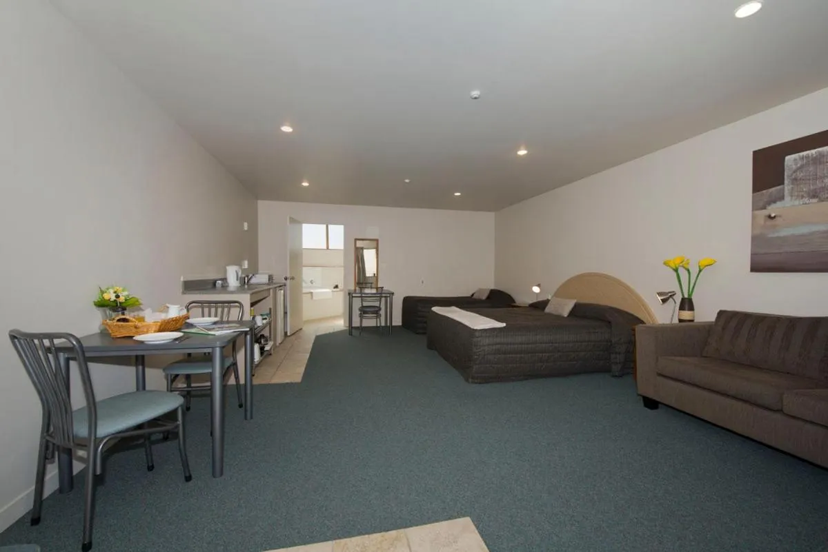 Photo of the whole room in Lake Point Motel