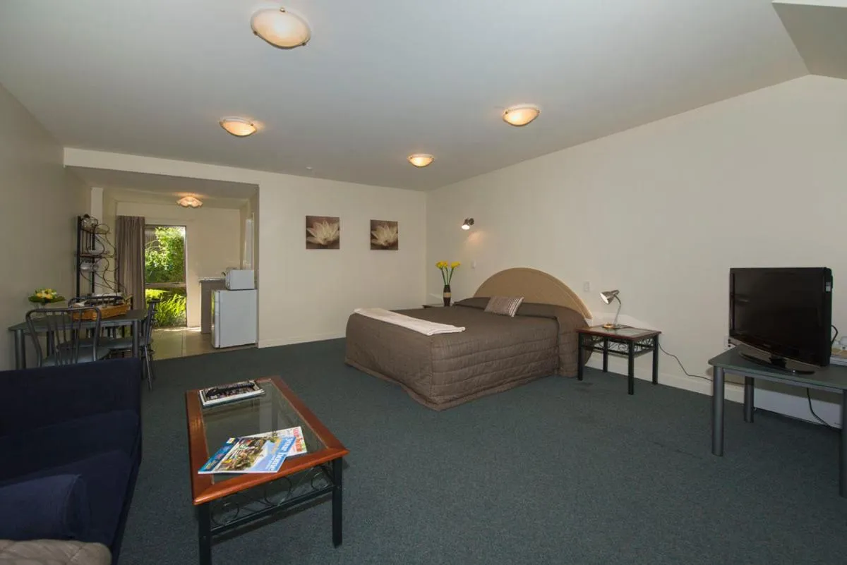 Photo of the whole room, Bed in Lake Point Motel