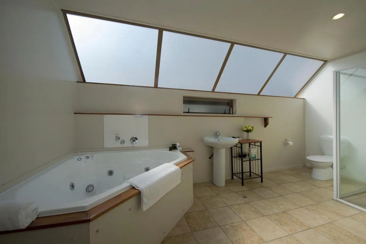 Bathroom in Lake Point Motel