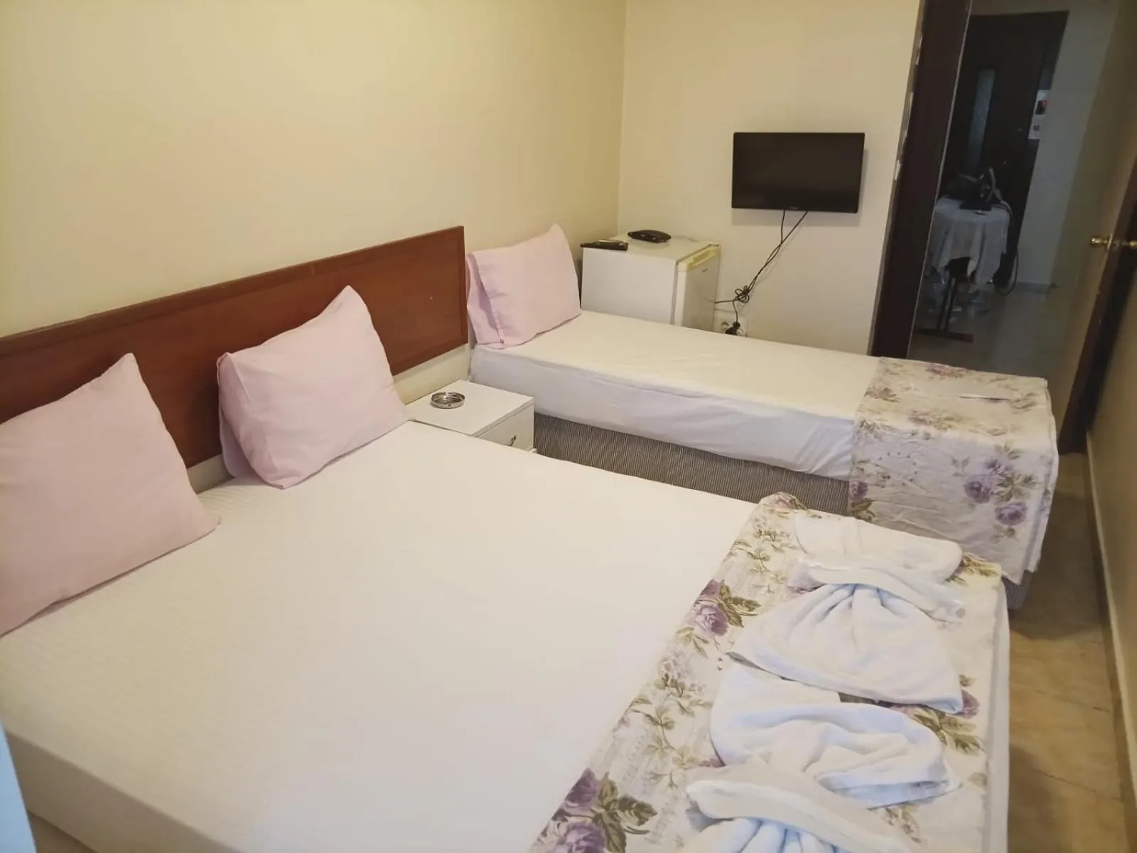 Photo of the whole room, Bed in şah otel