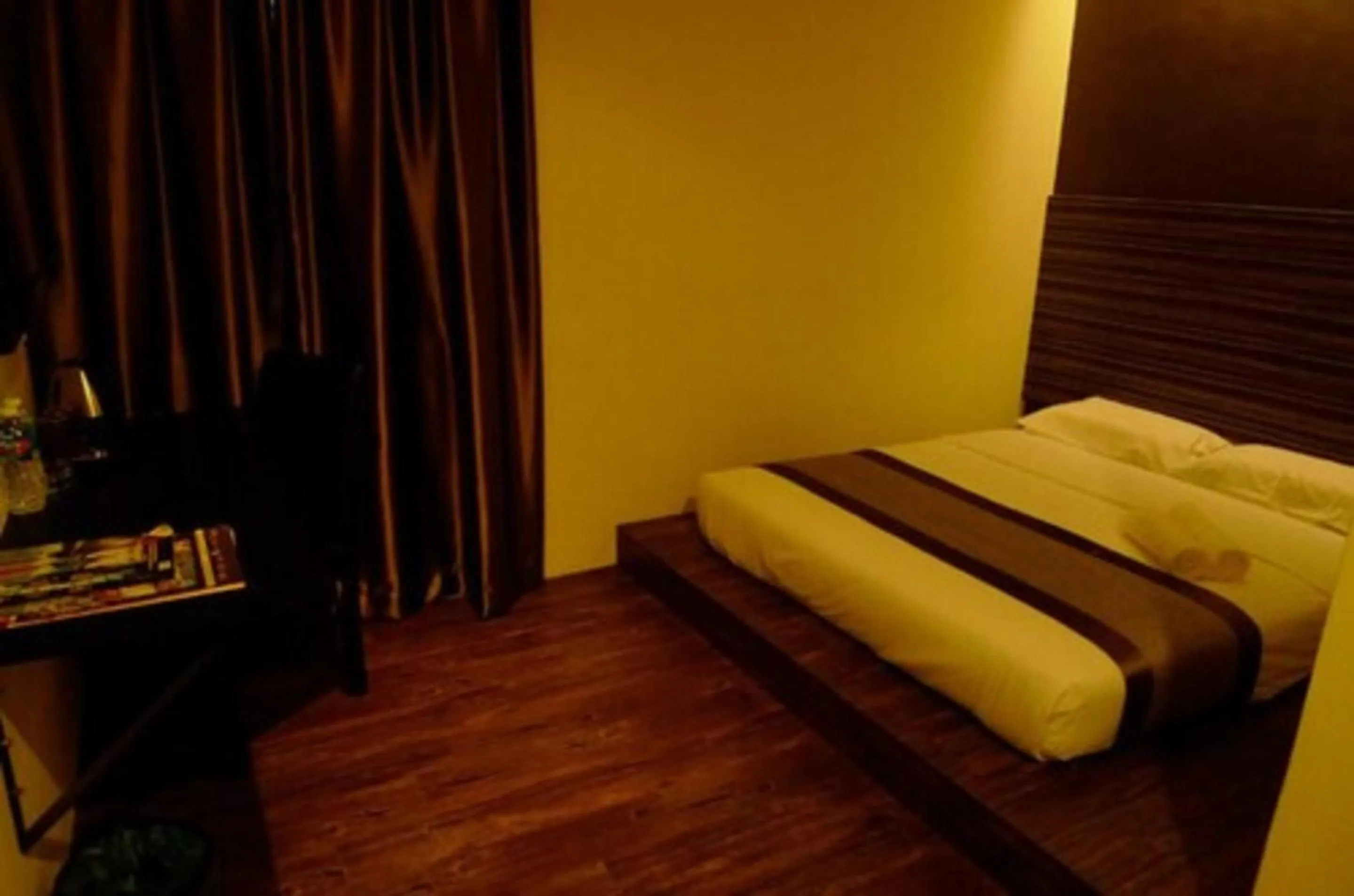 Bed in Hotel Austin Paradise