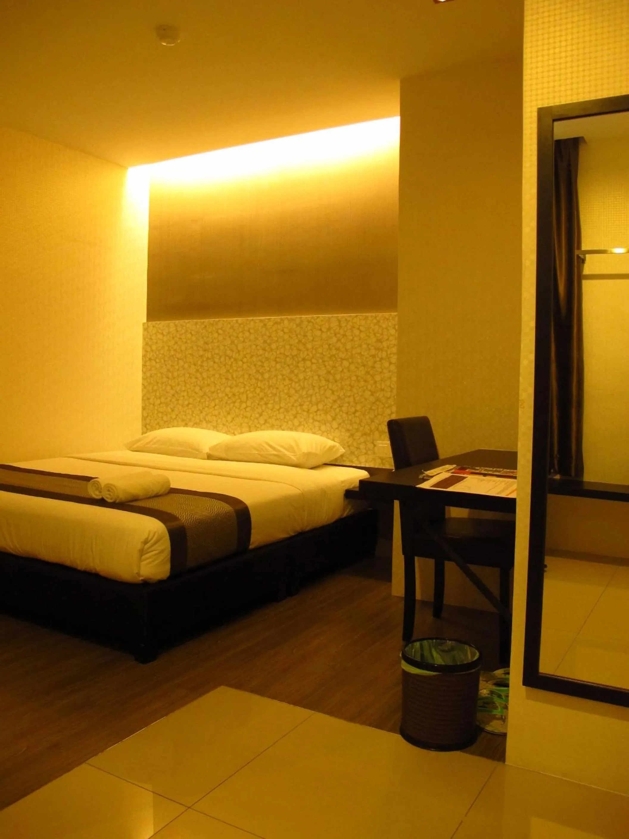 Bed in Hotel Austin Paradise