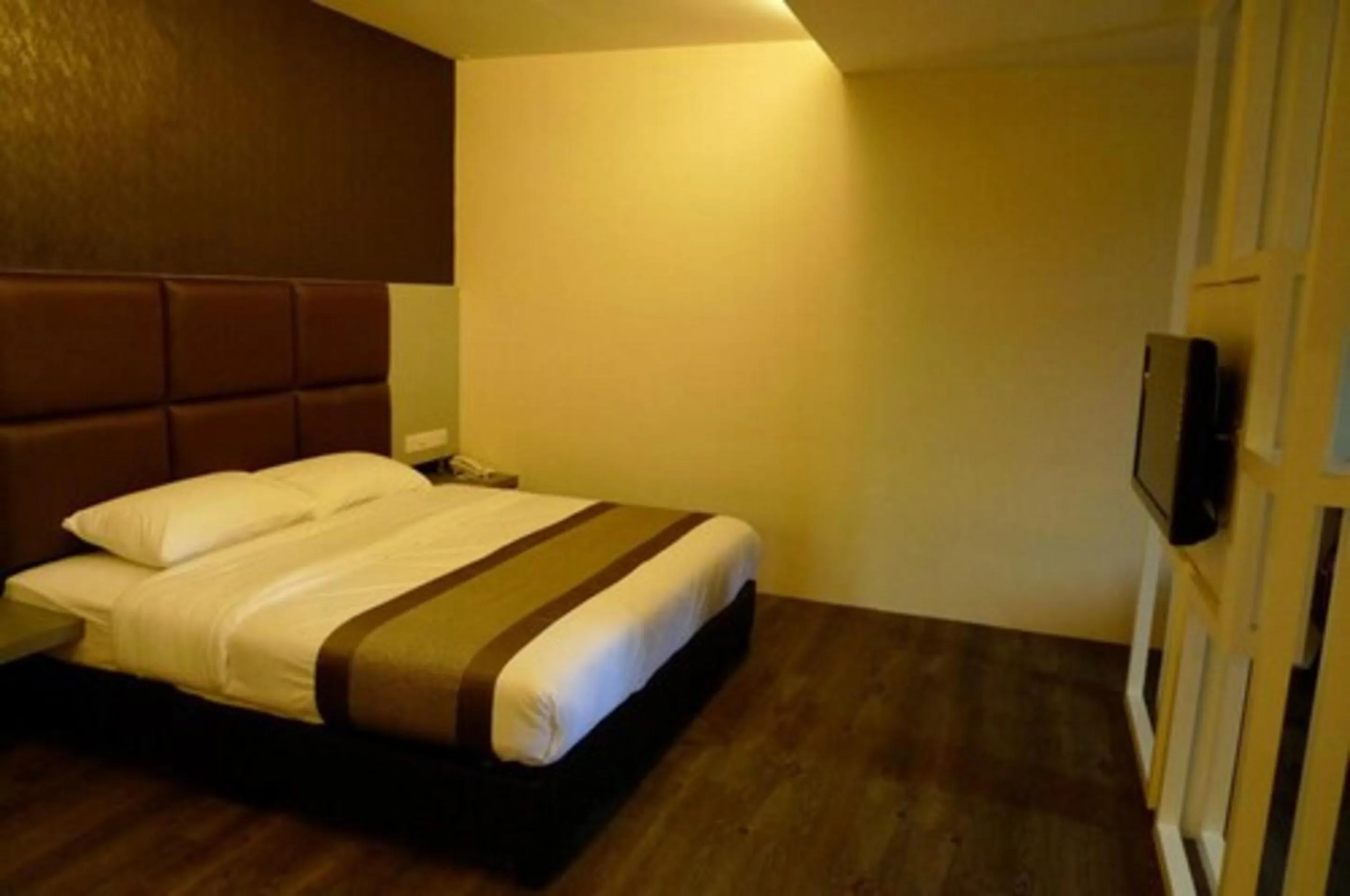 Bed in Hotel Austin Paradise