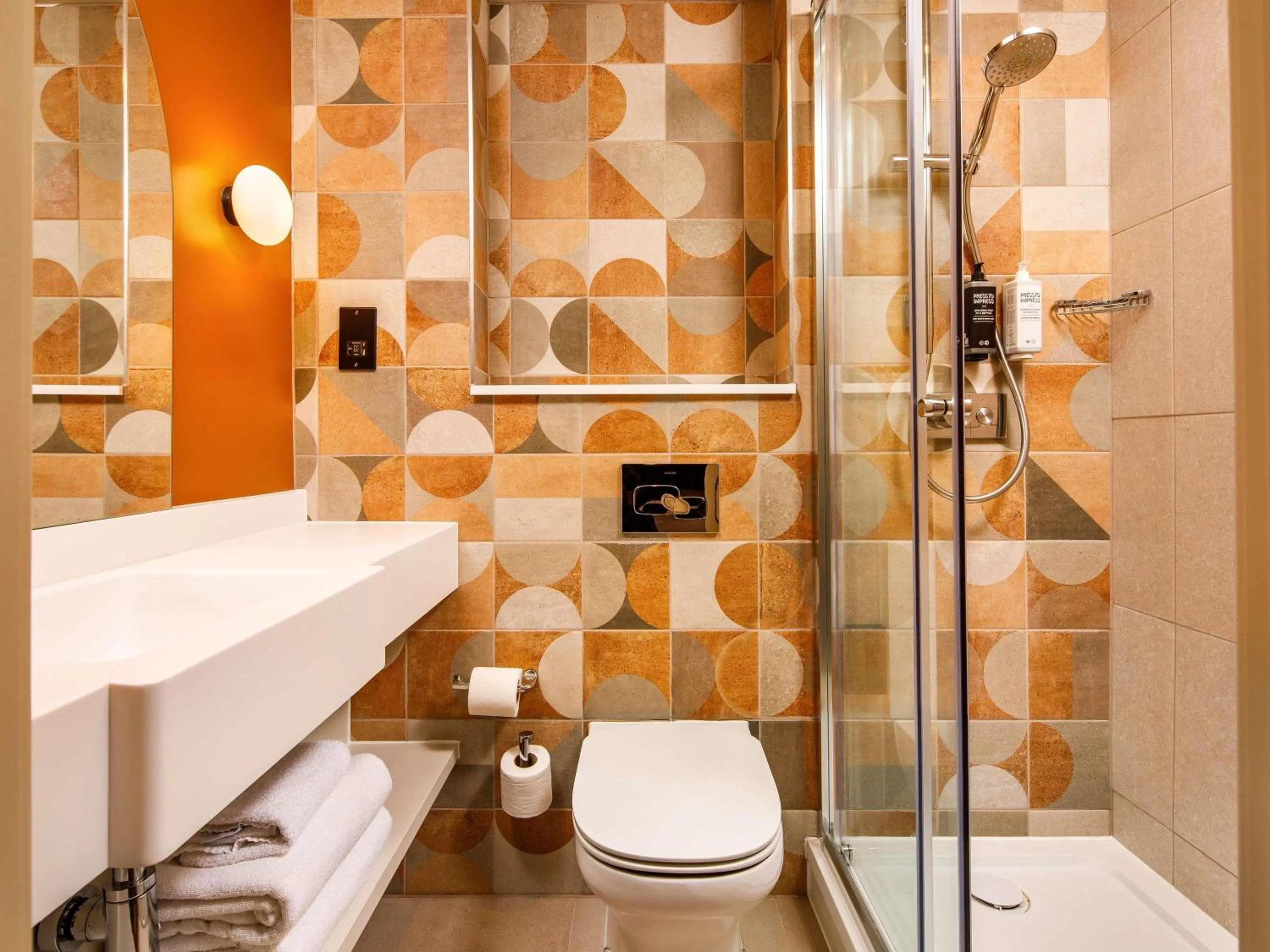 Bedroom in ibis Styles York Centre