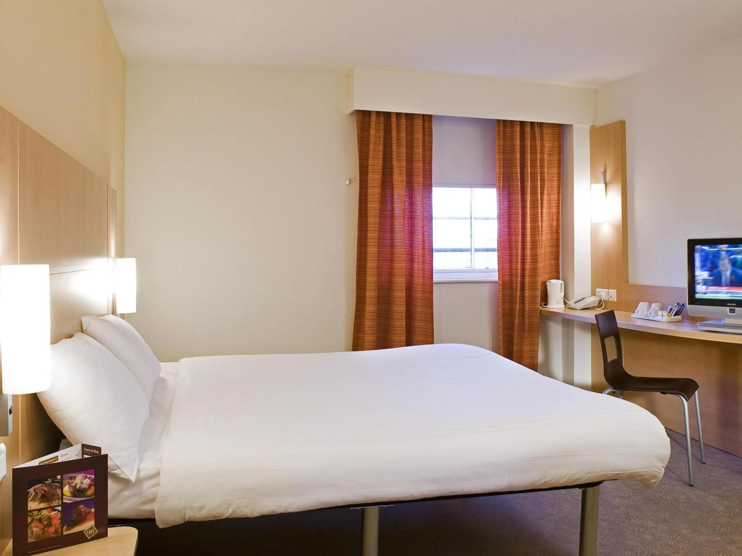 Bedroom, Bed in ibis Styles York Centre