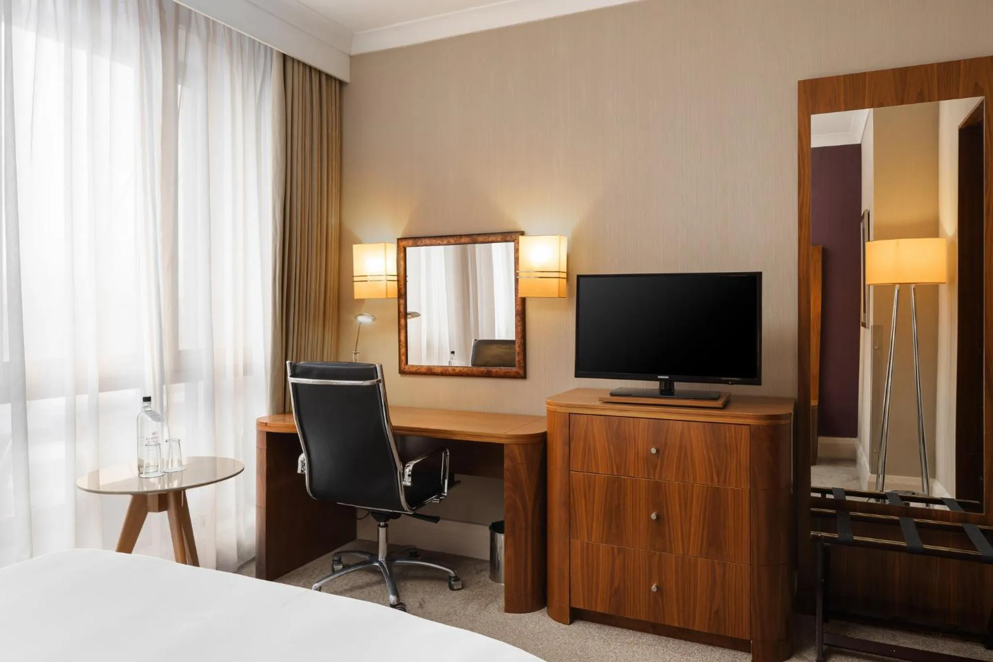 Photo of the whole room, Bed in Crowne Plaza London Ealing by IHG