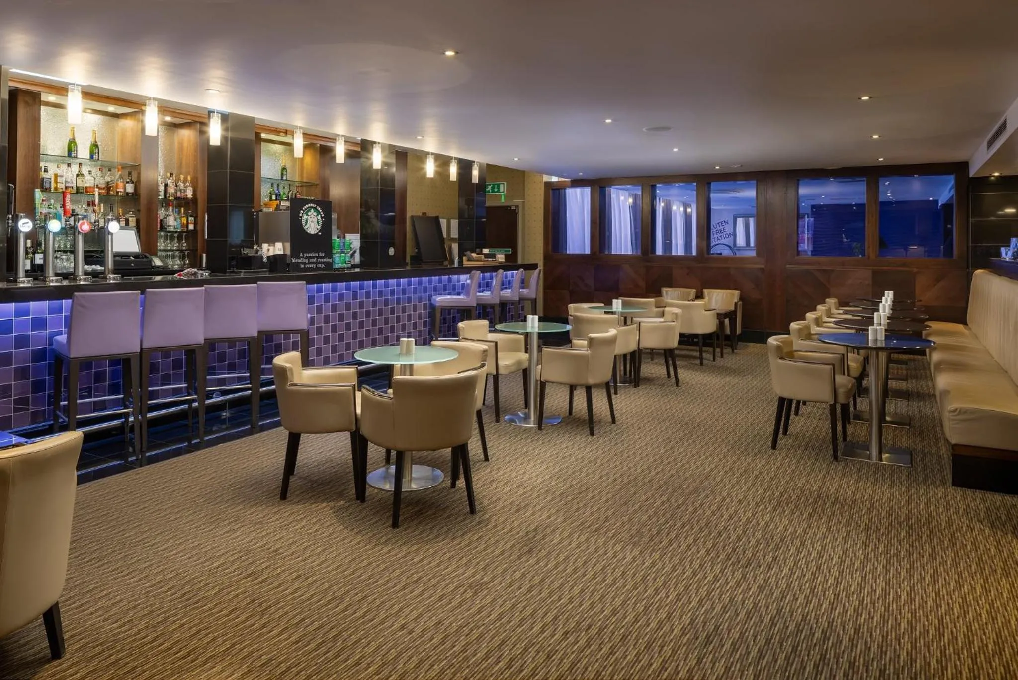 Lounge or bar in Crowne Plaza London Ealing by IHG
