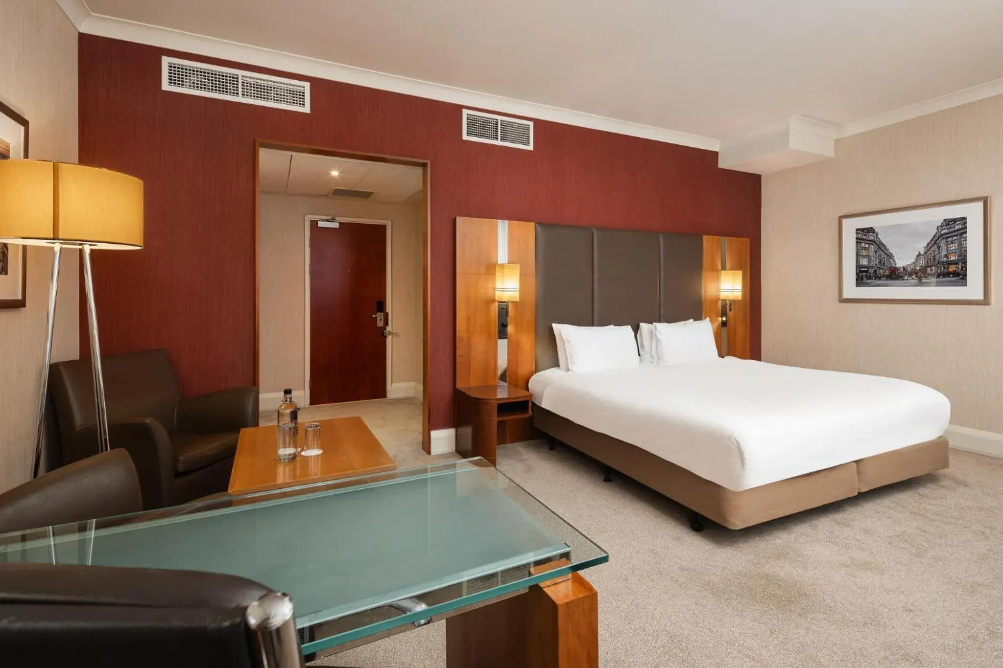 Premium King Room - Top Floor in Crowne Plaza London Ealing by IHG Premium King Room - Top Floor in Crowne Plaza London Ealing by IHG