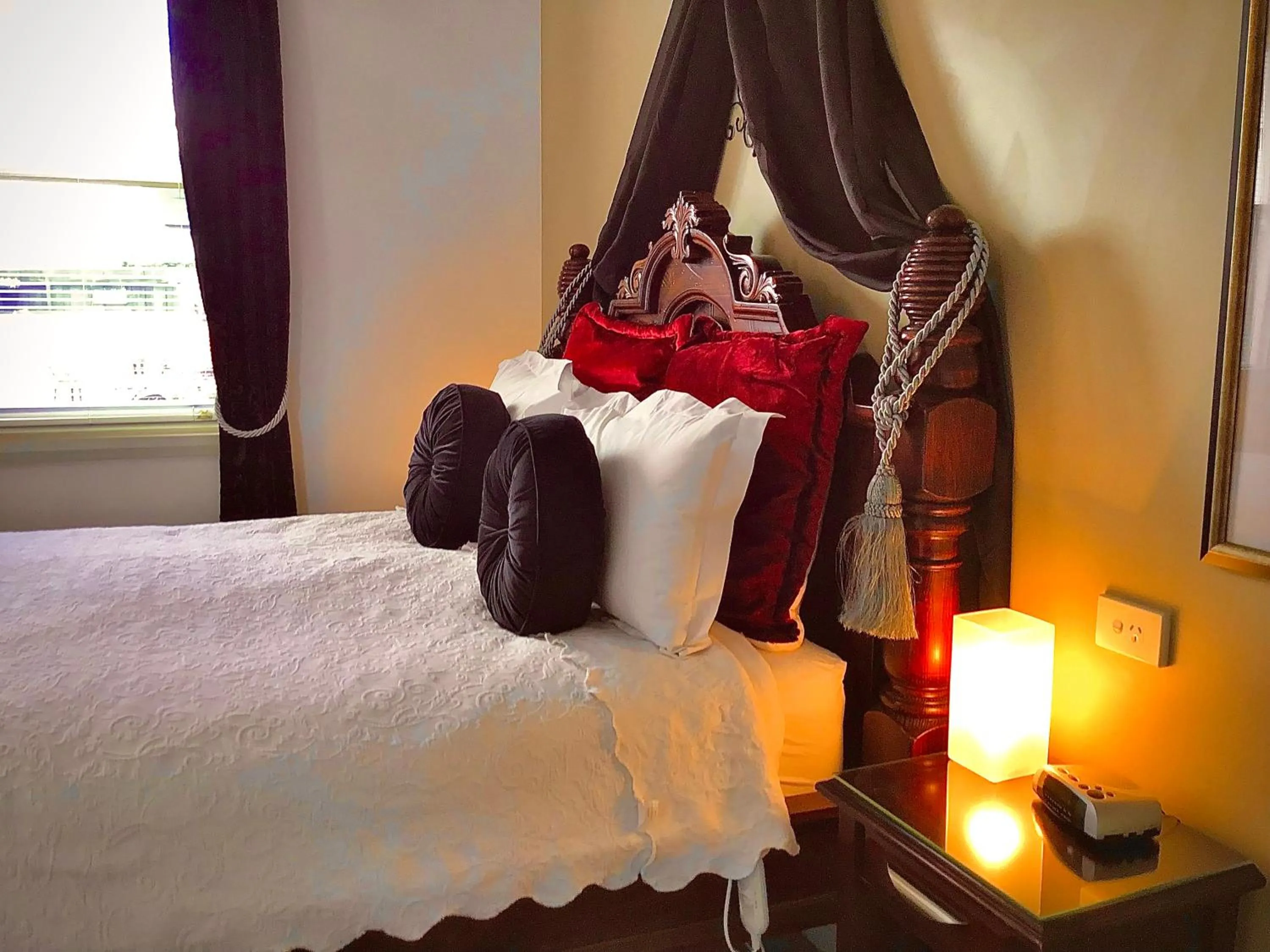 Bedroom, Bed in Kurrajong House