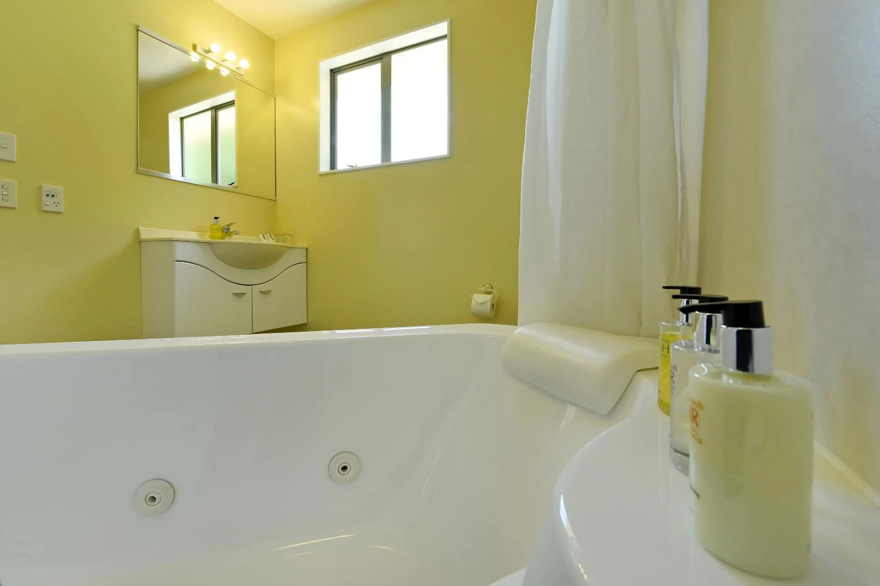 Bathroom in Abelia Motor Lodge