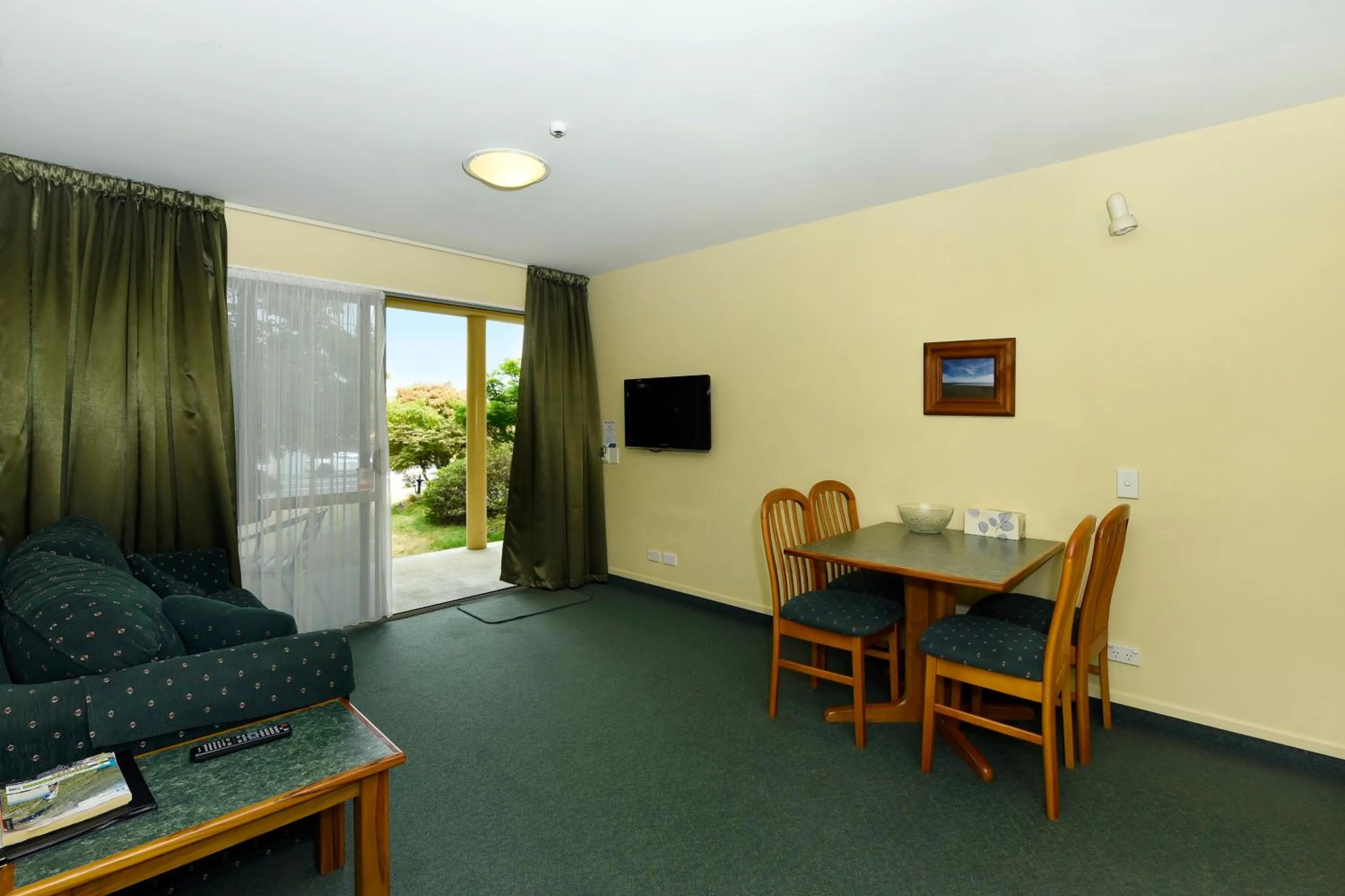 Patio in Abelia Motor Lodge