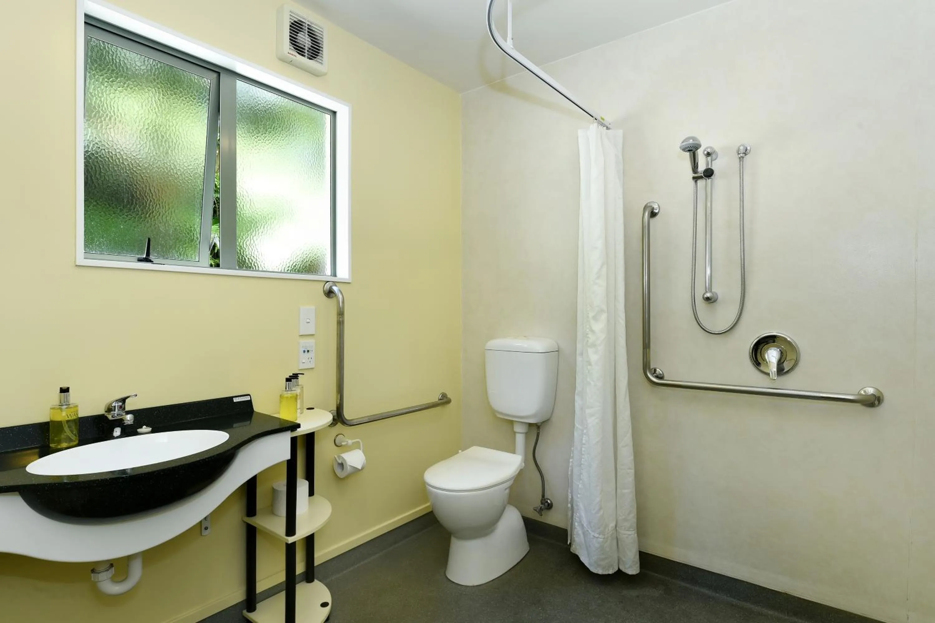 Shower in Abelia Motor Lodge