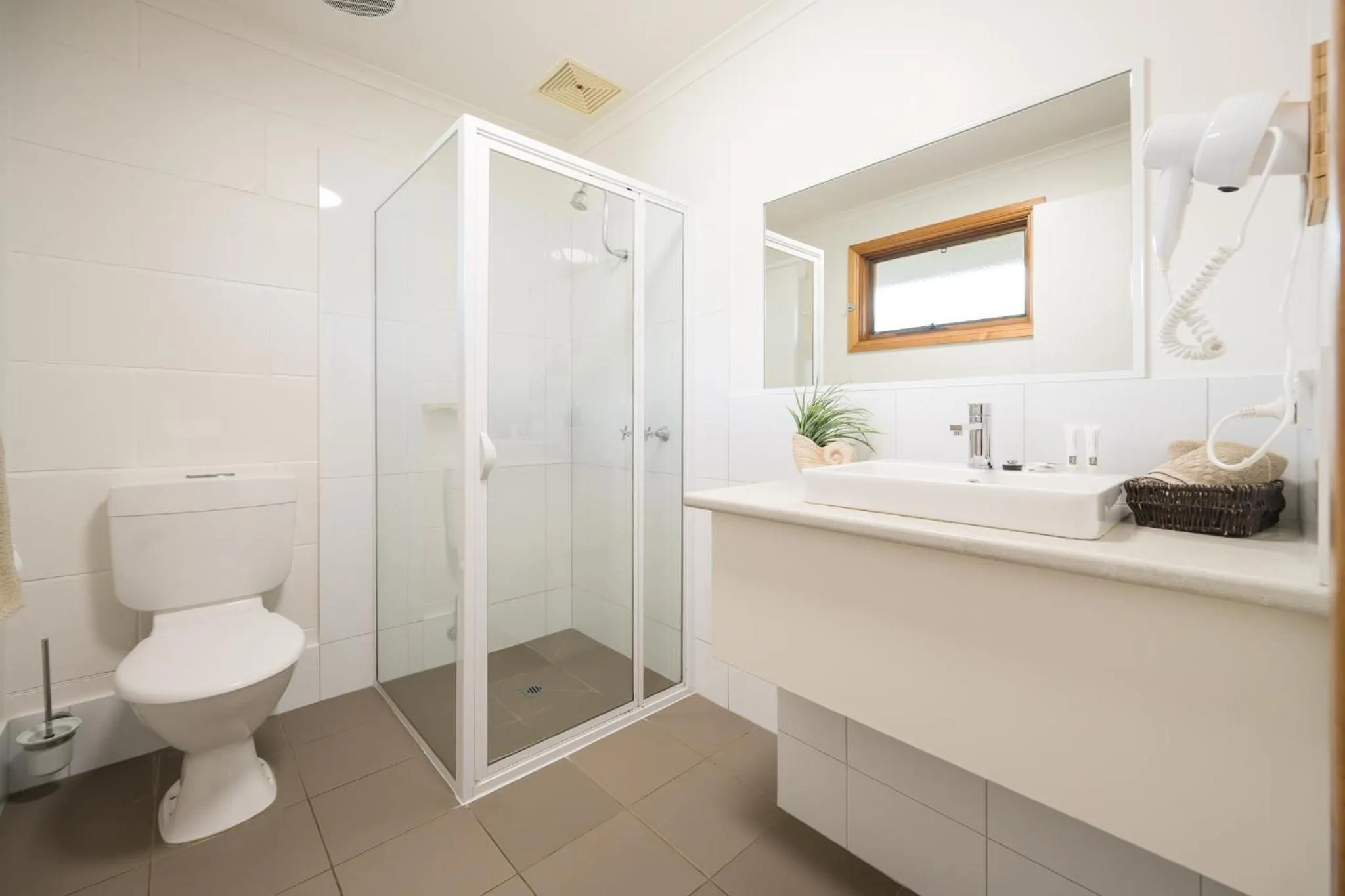 Shower in Loch Ard Motor Inn