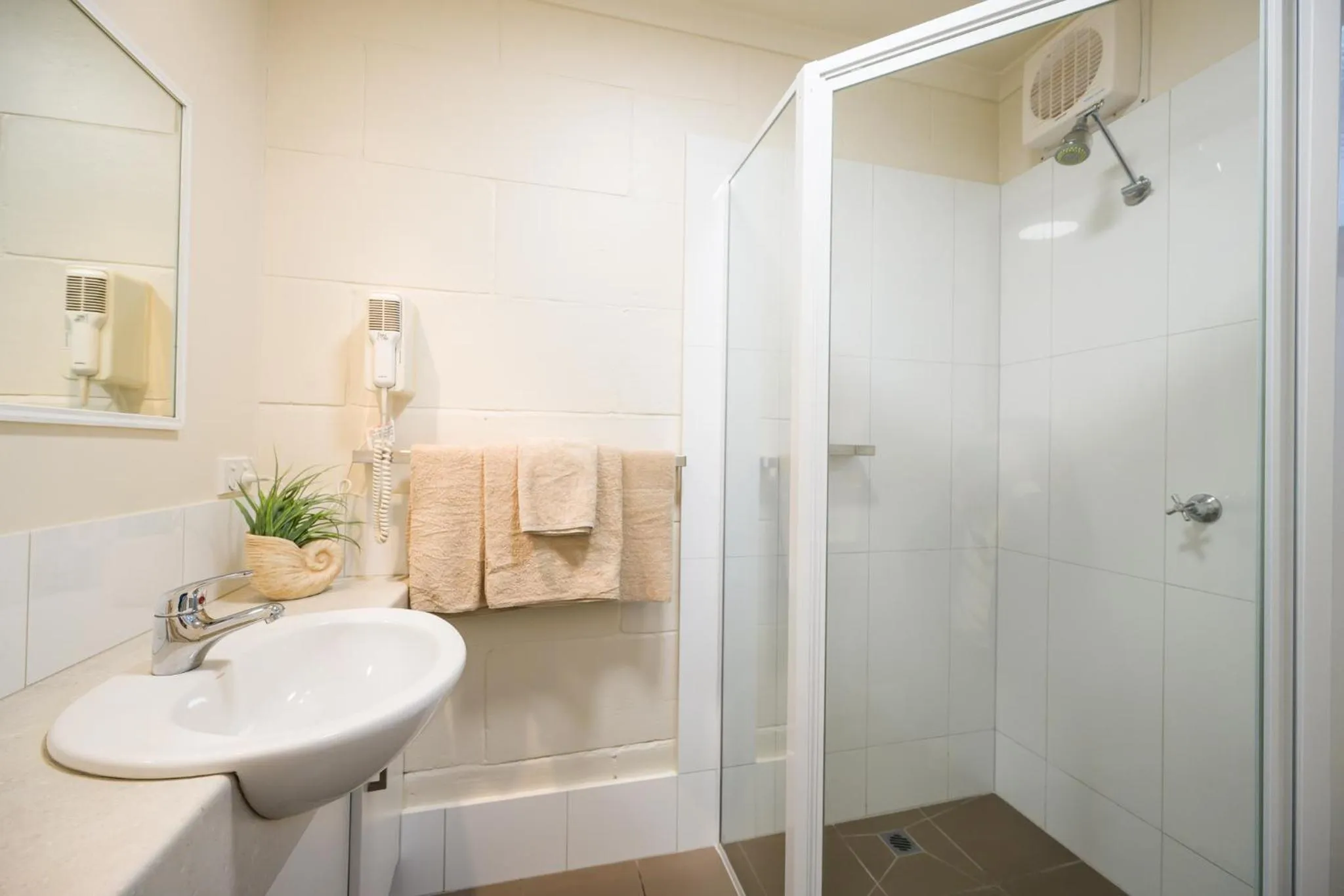 Bathroom in Loch Ard Motor Inn