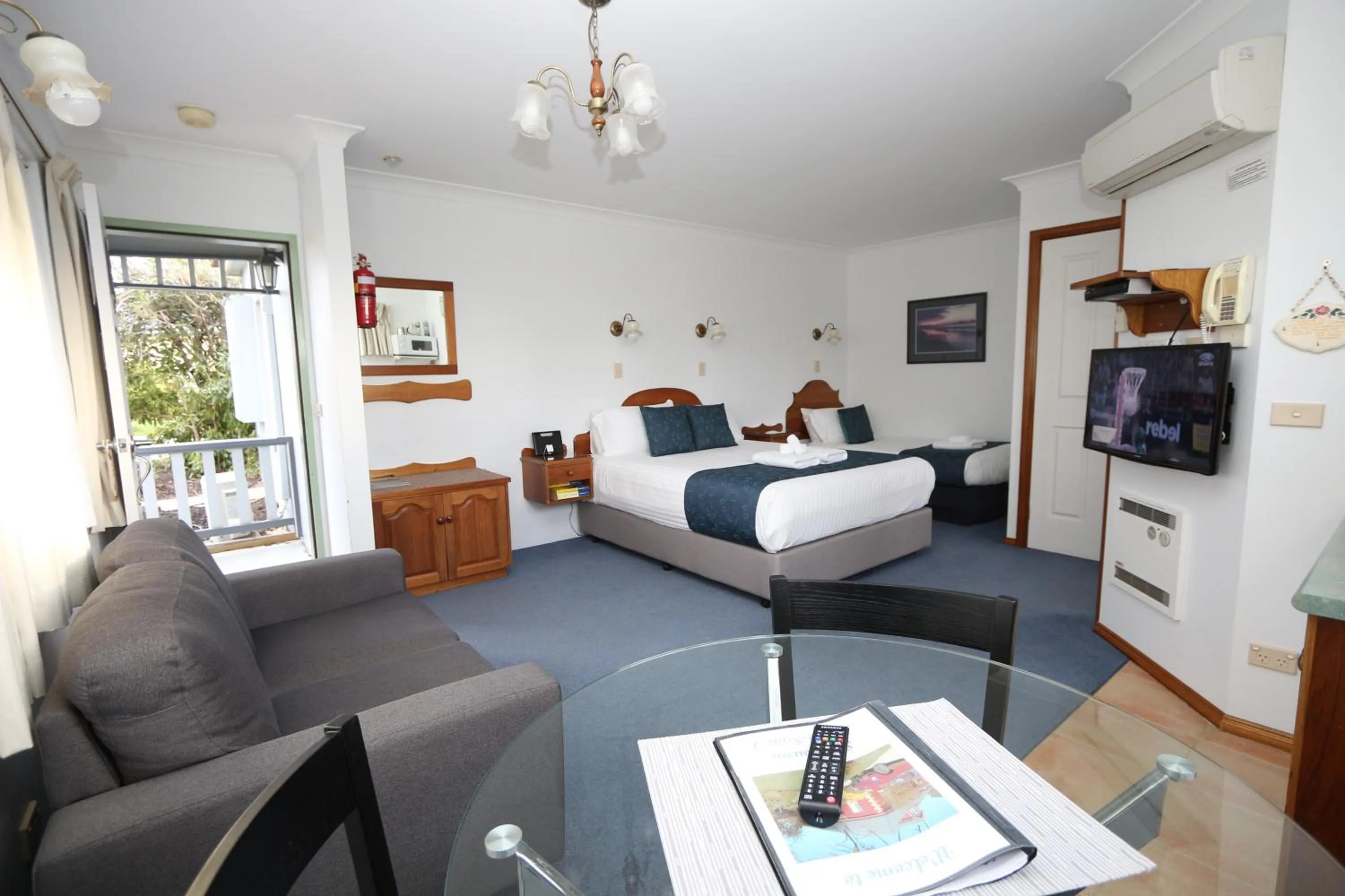 Photo of the whole room in Swansea Cottages & Lodge Suites