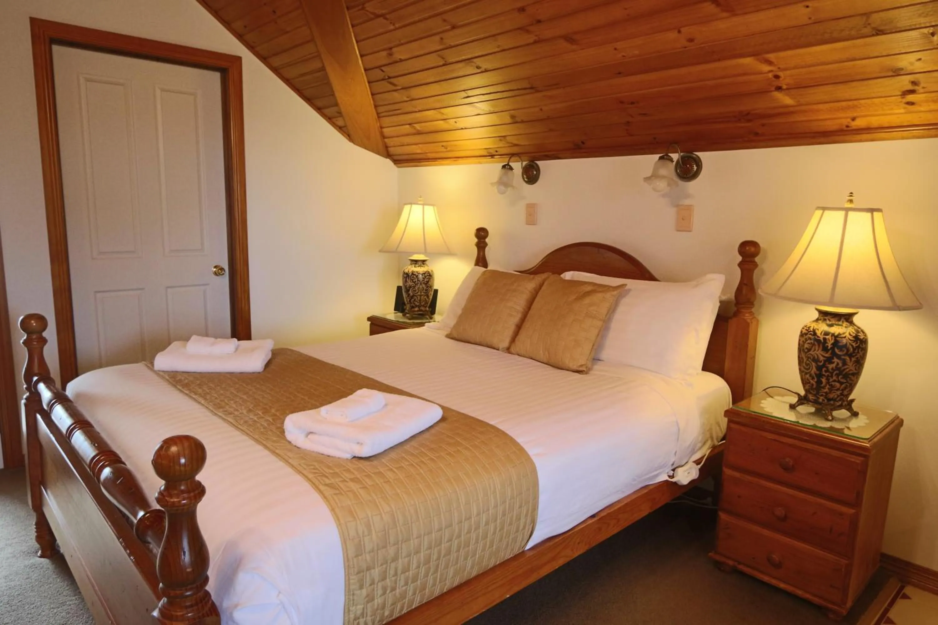 Bedroom, Bed in Swansea Cottages & Lodge Suites