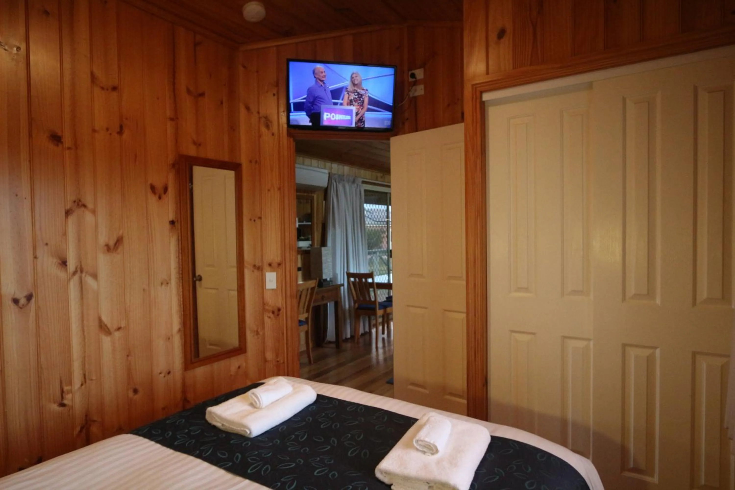 TV and multimedia, Bed in Swansea Cottages & Lodge Suites