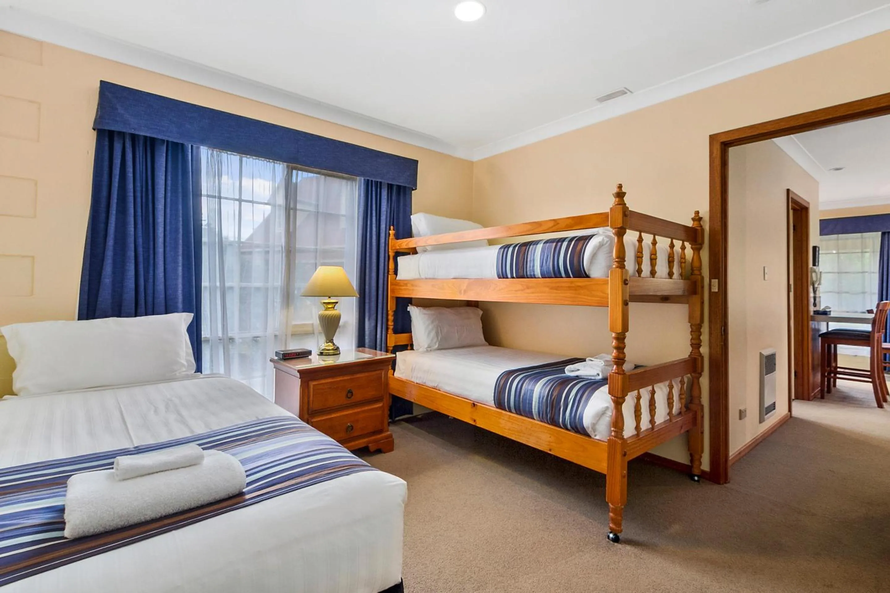 Bed in Swansea Cottages & Lodge Suites