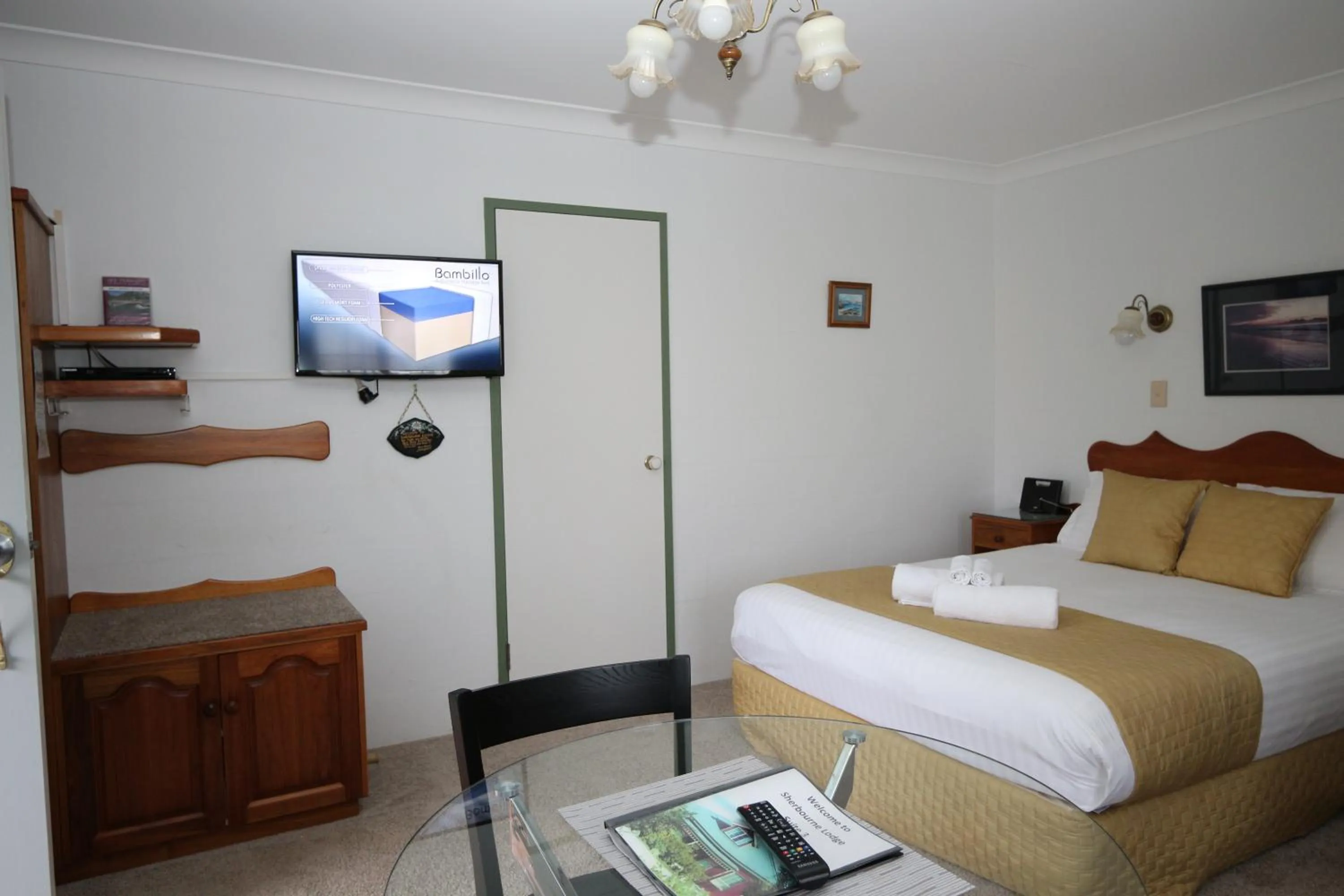 TV and multimedia, Bed in Swansea Cottages & Lodge Suites