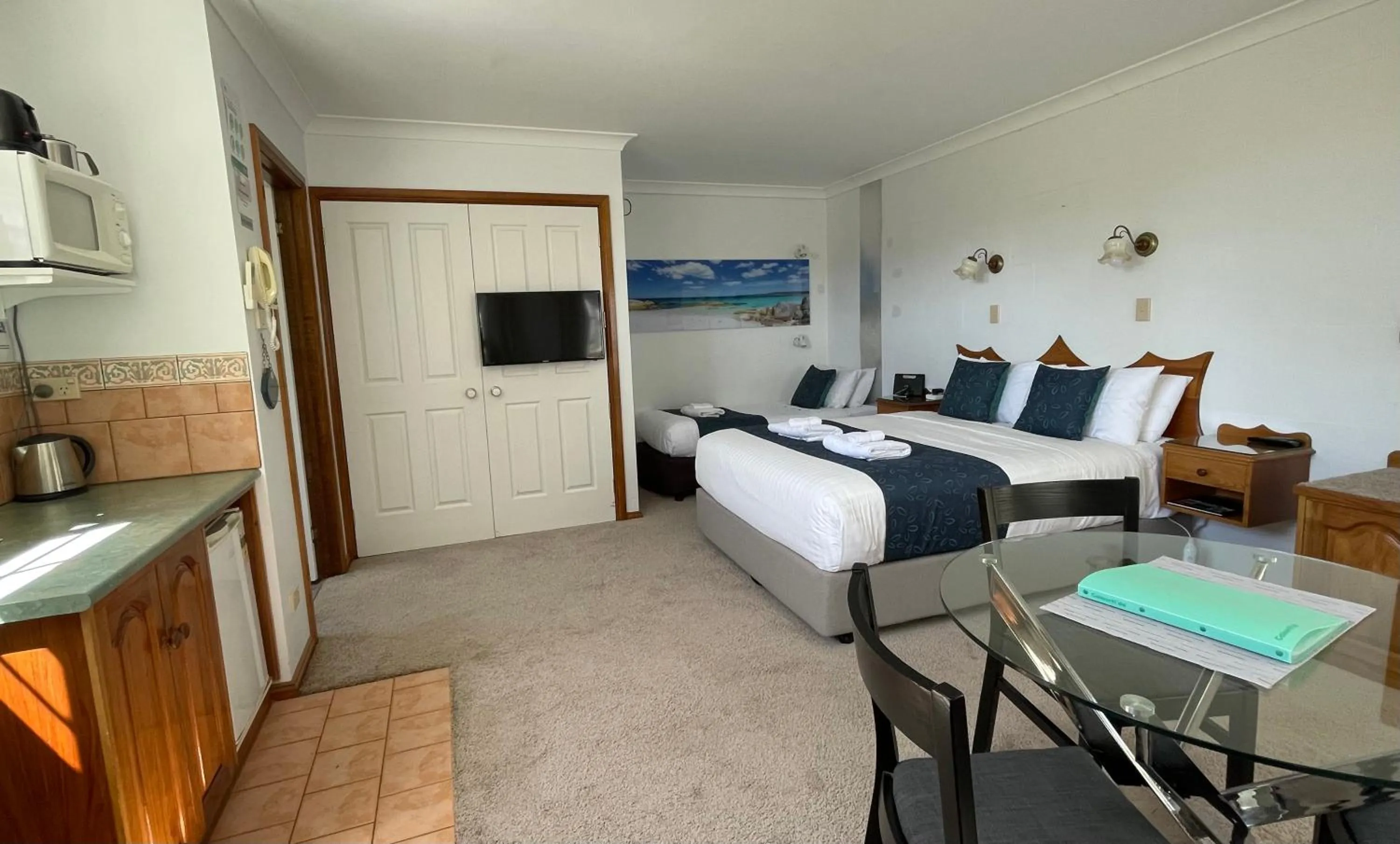 Bedroom, Bed in Swansea Cottages & Lodge Suites