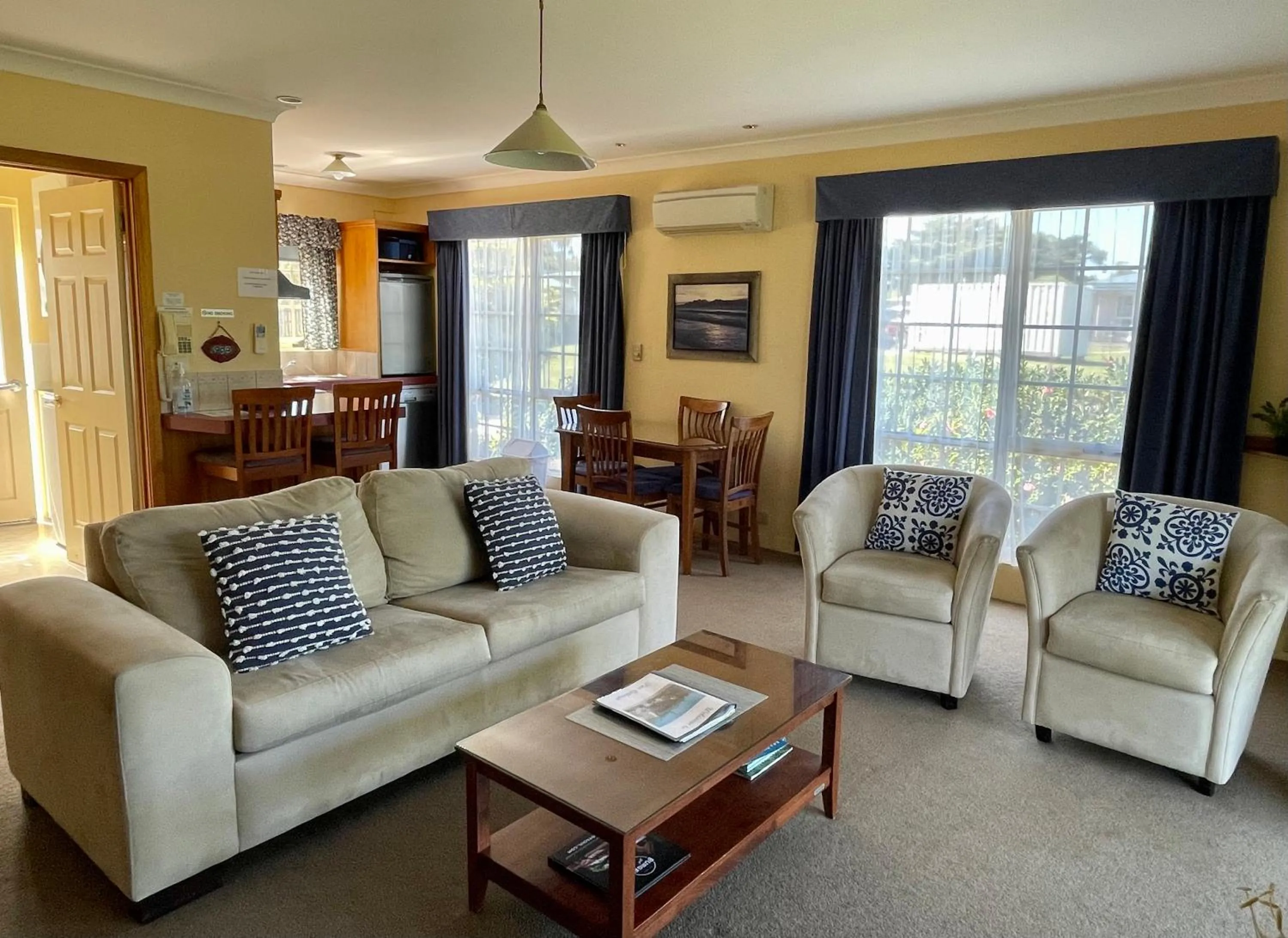 Living room in Swansea Cottages & Lodge Suites