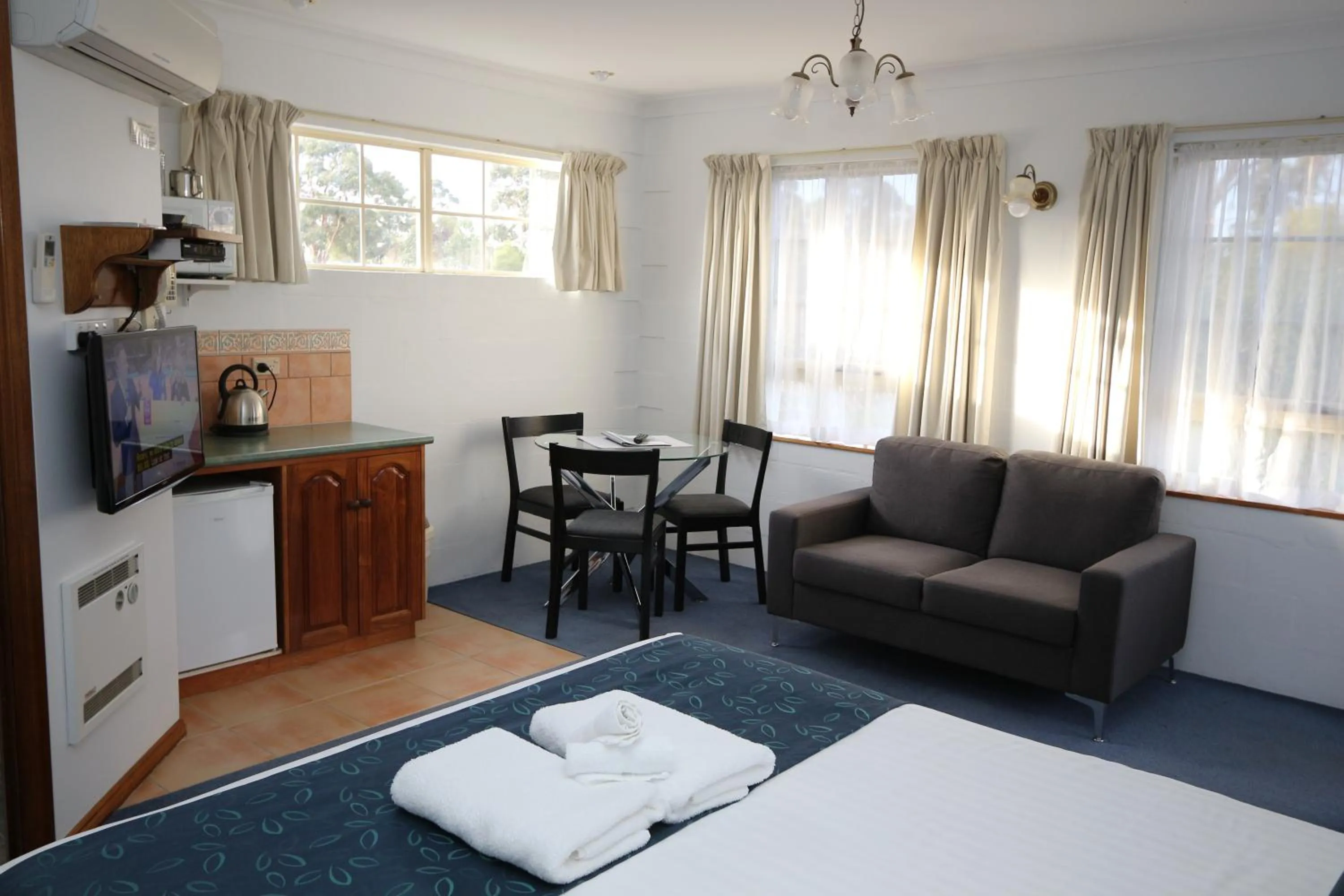 Coffee/tea facilities, Bed in Swansea Cottages & Lodge Suites