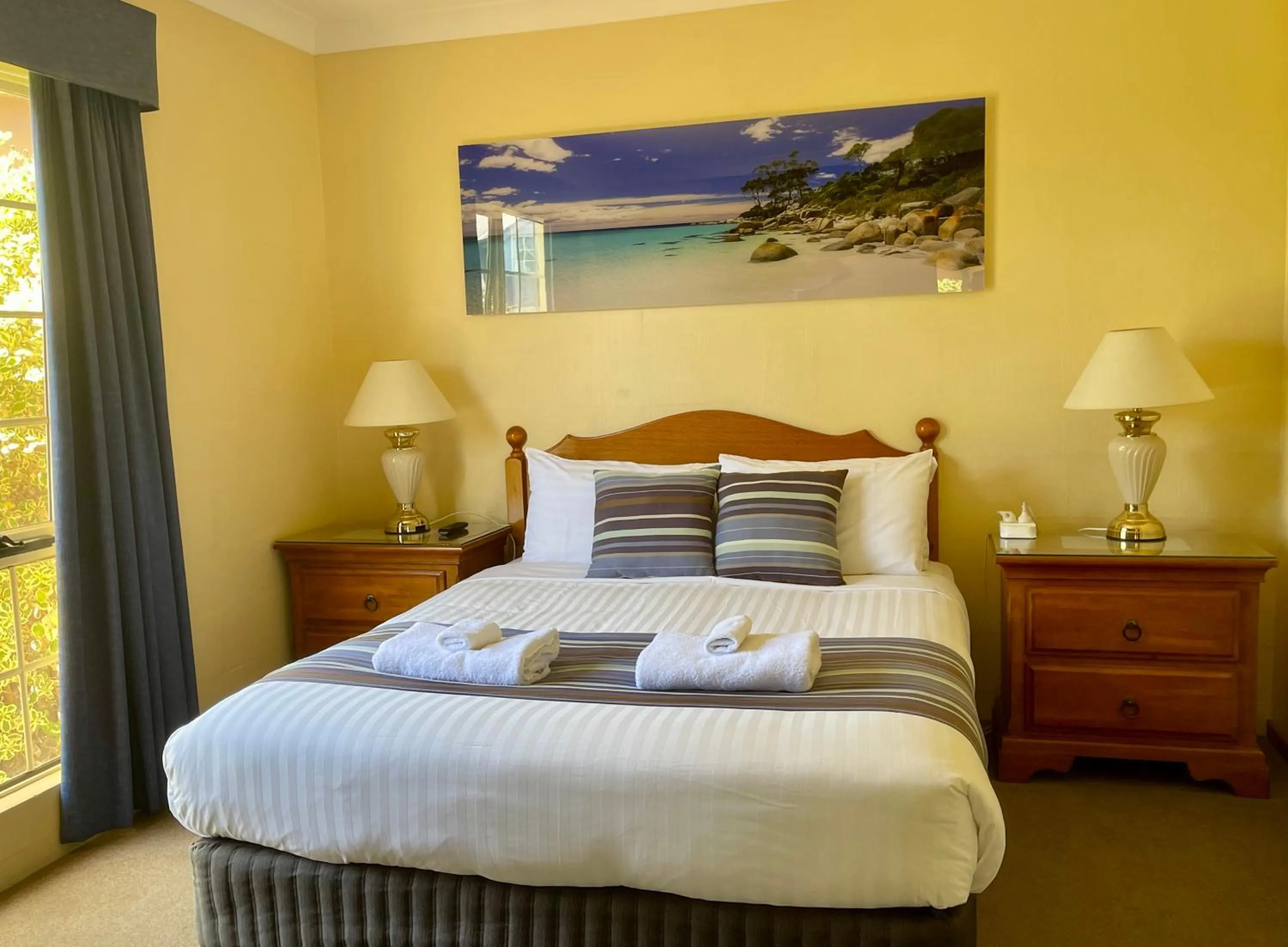 Bed in Swansea Cottages & Lodge Suites