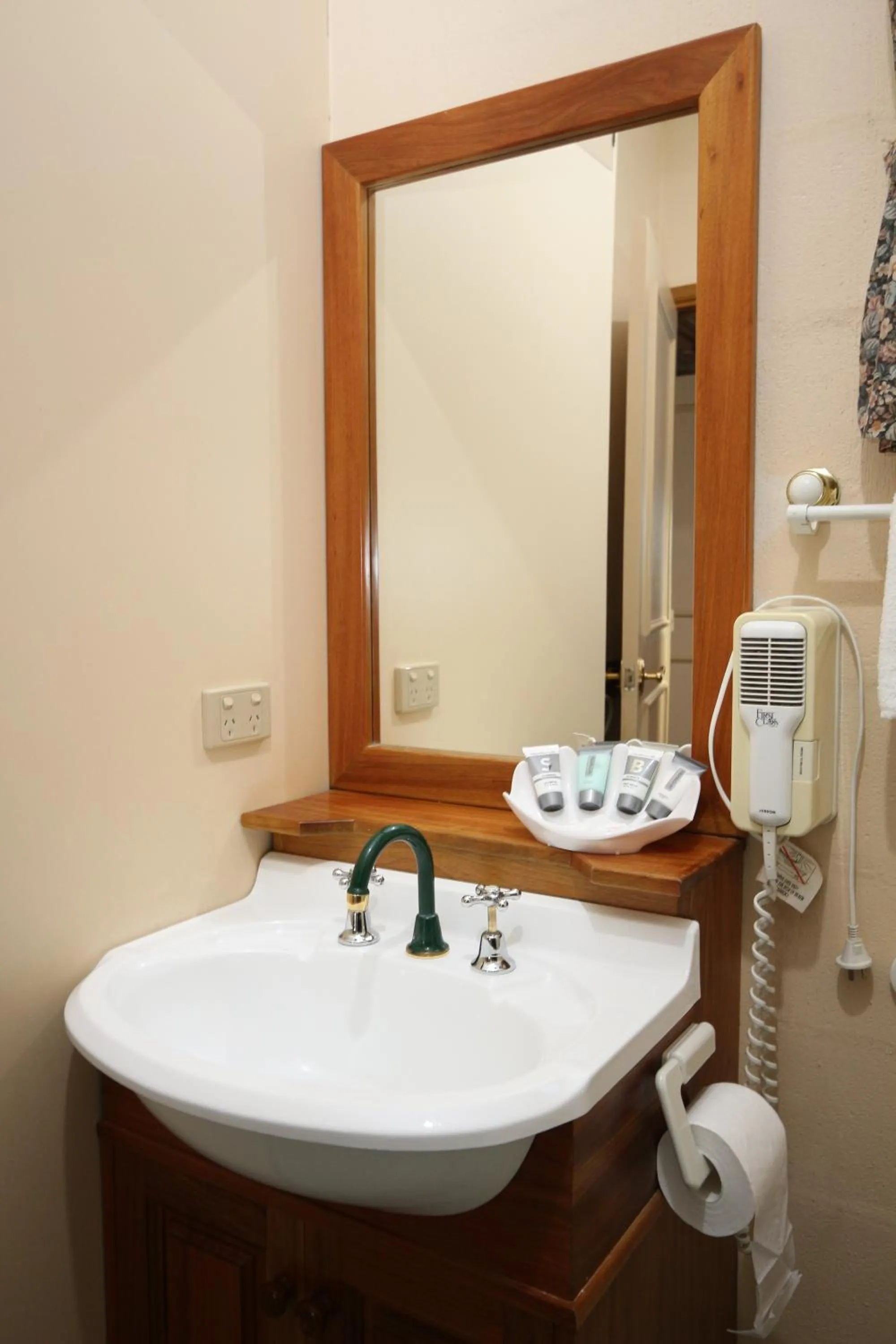 Bathroom in Swansea Cottages & Lodge Suites