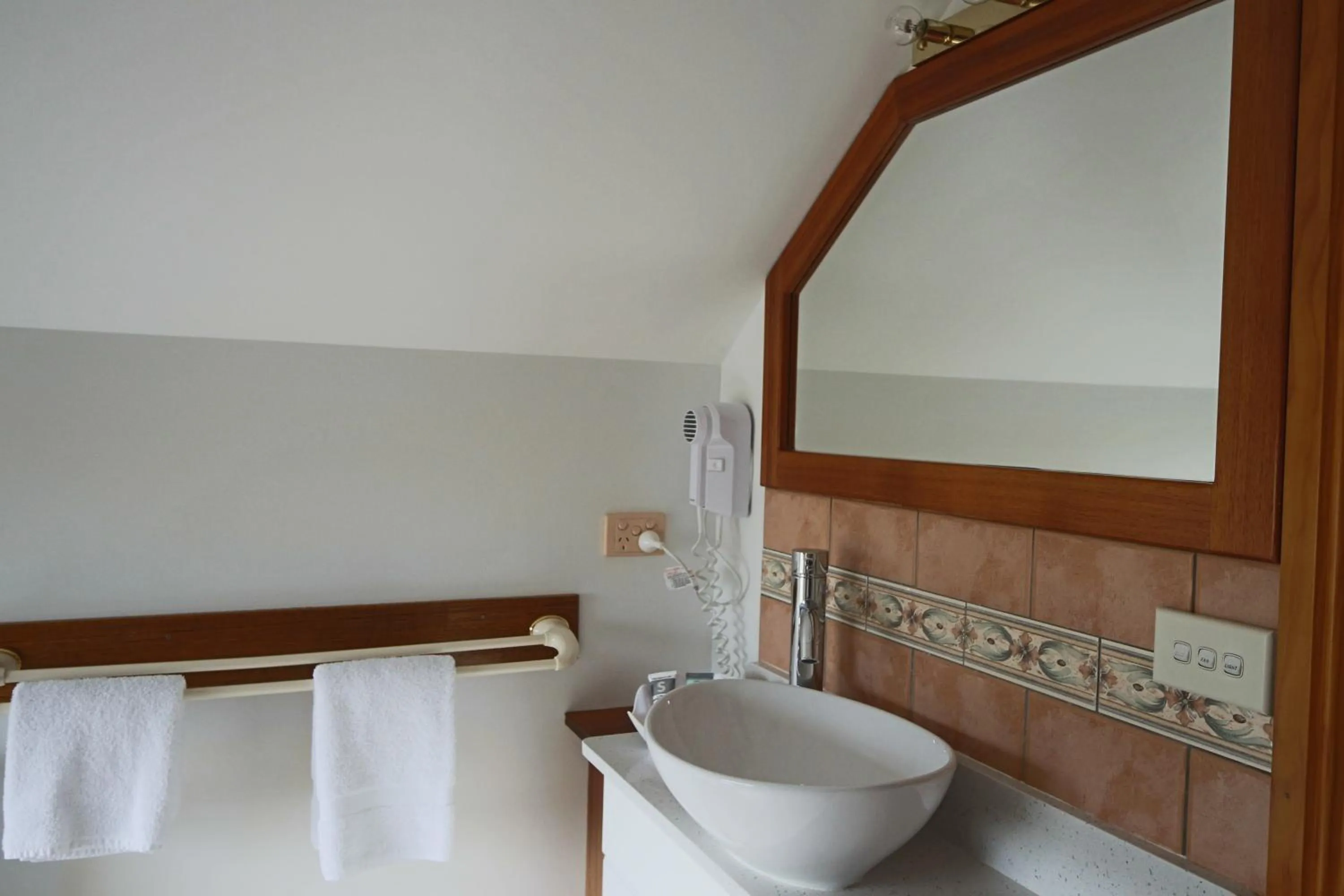 Bathroom in Swansea Cottages & Lodge Suites