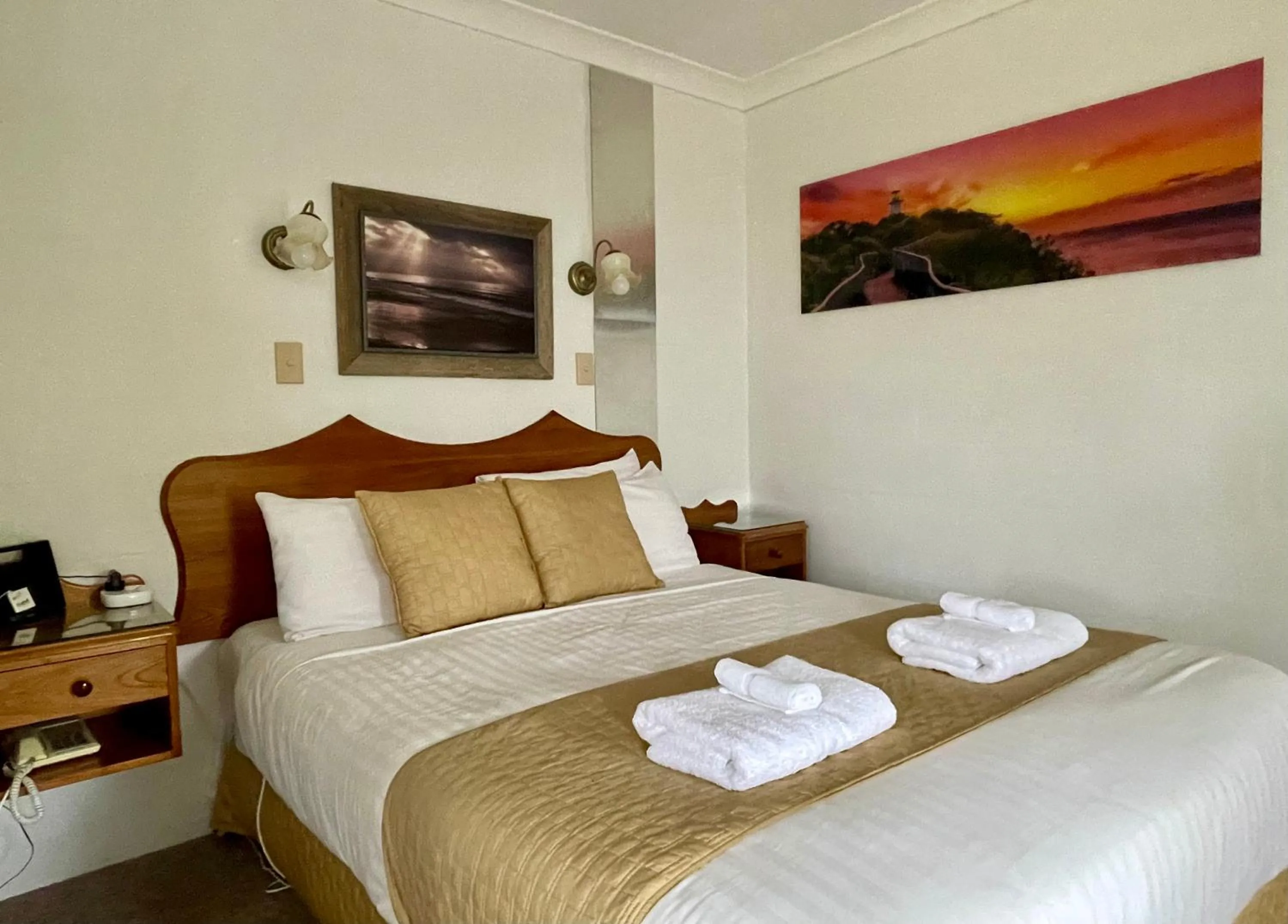 Bed in Swansea Cottages & Lodge Suites