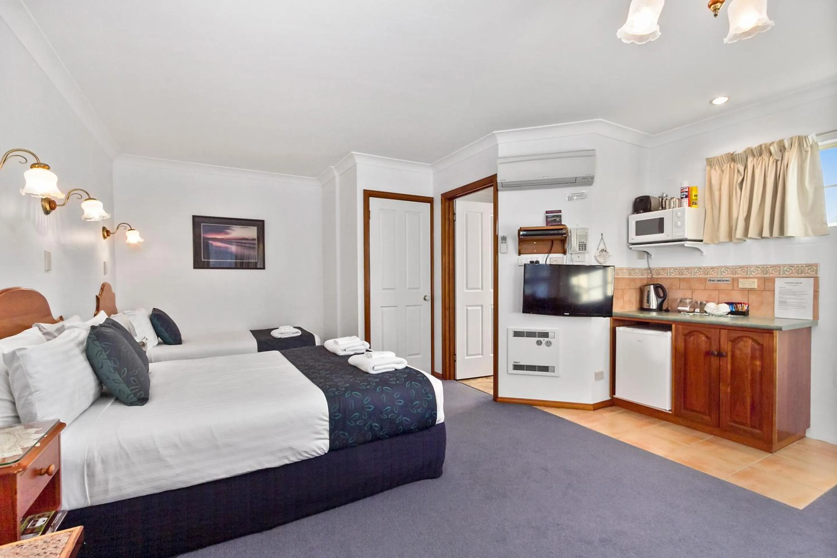 Photo of the whole room, Bed in Swansea Cottages & Lodge Suites