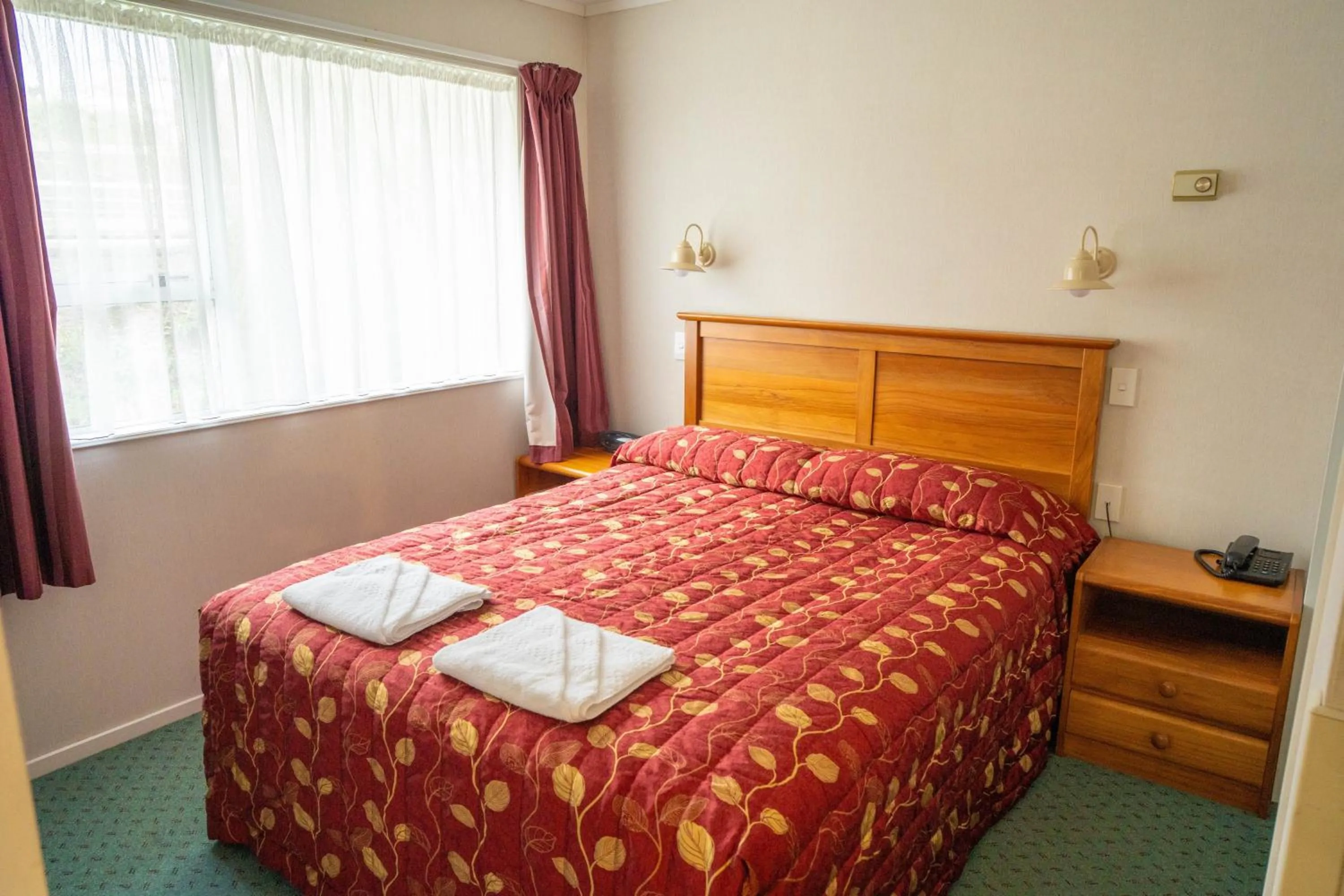 Bedroom, Bed in Bucket Tree Lodge