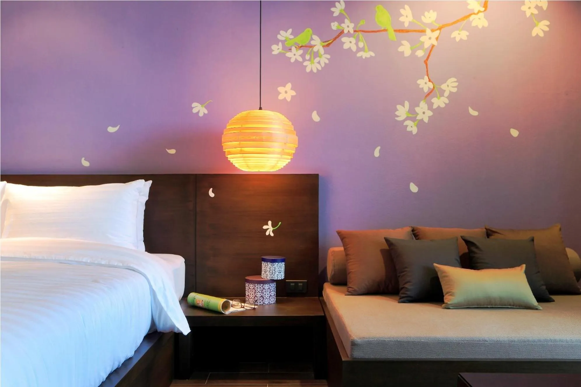 Photo of the whole room, Bed in Bangkok Inter Place