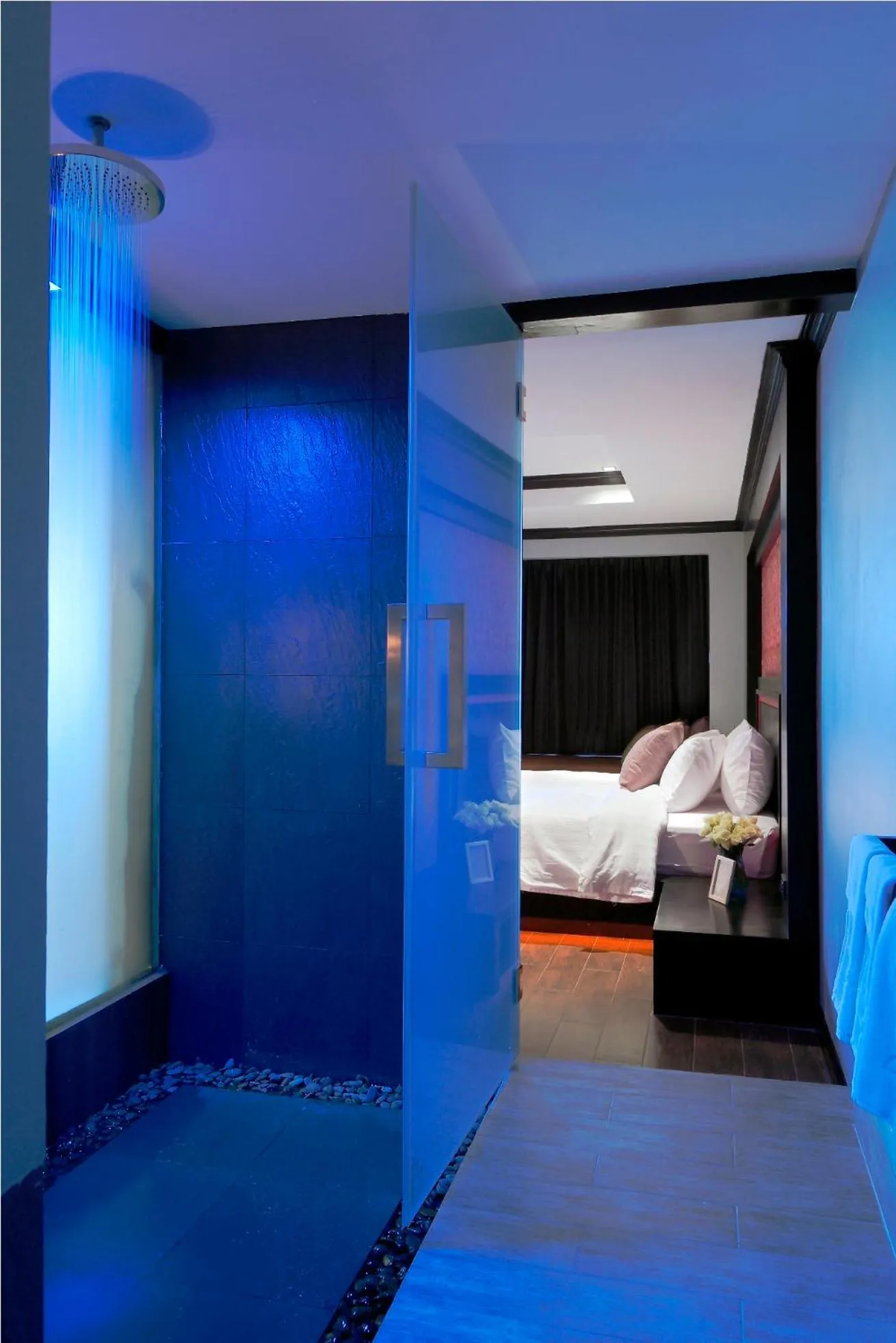Shower, Bed in Bangkok Inter Place