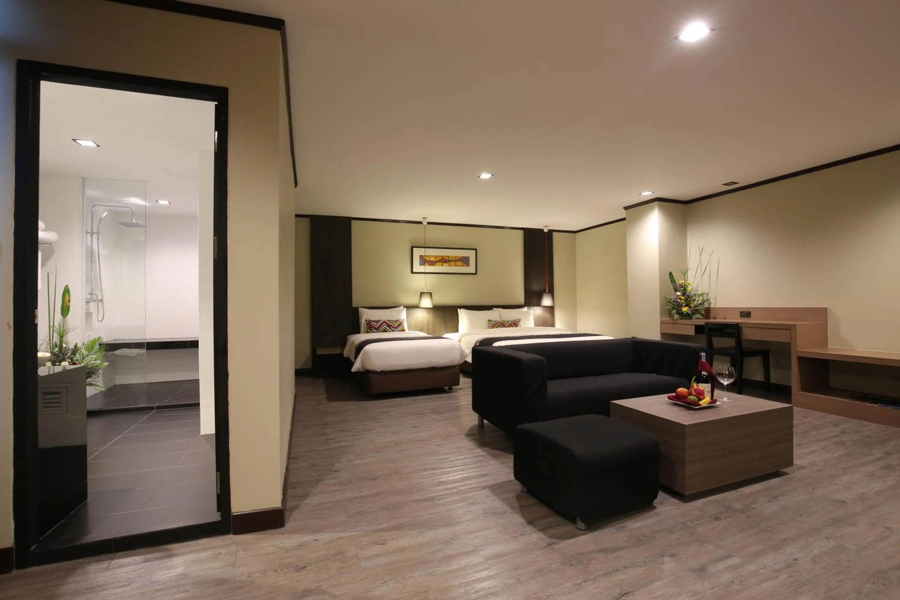 Photo of the whole room, Bed in Bangkok Inter Place