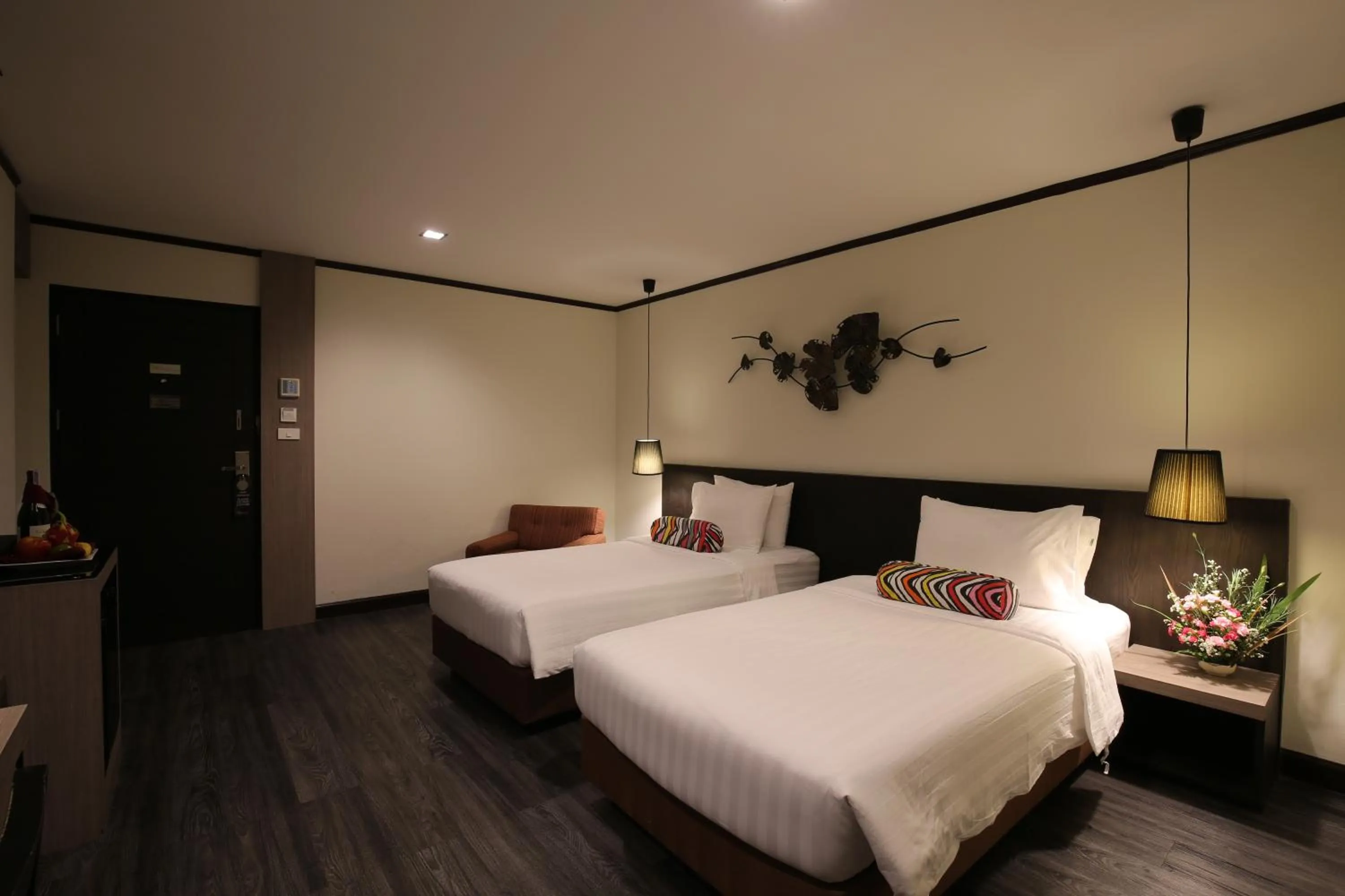 Photo of the whole room, Bed in Bangkok Inter Place
