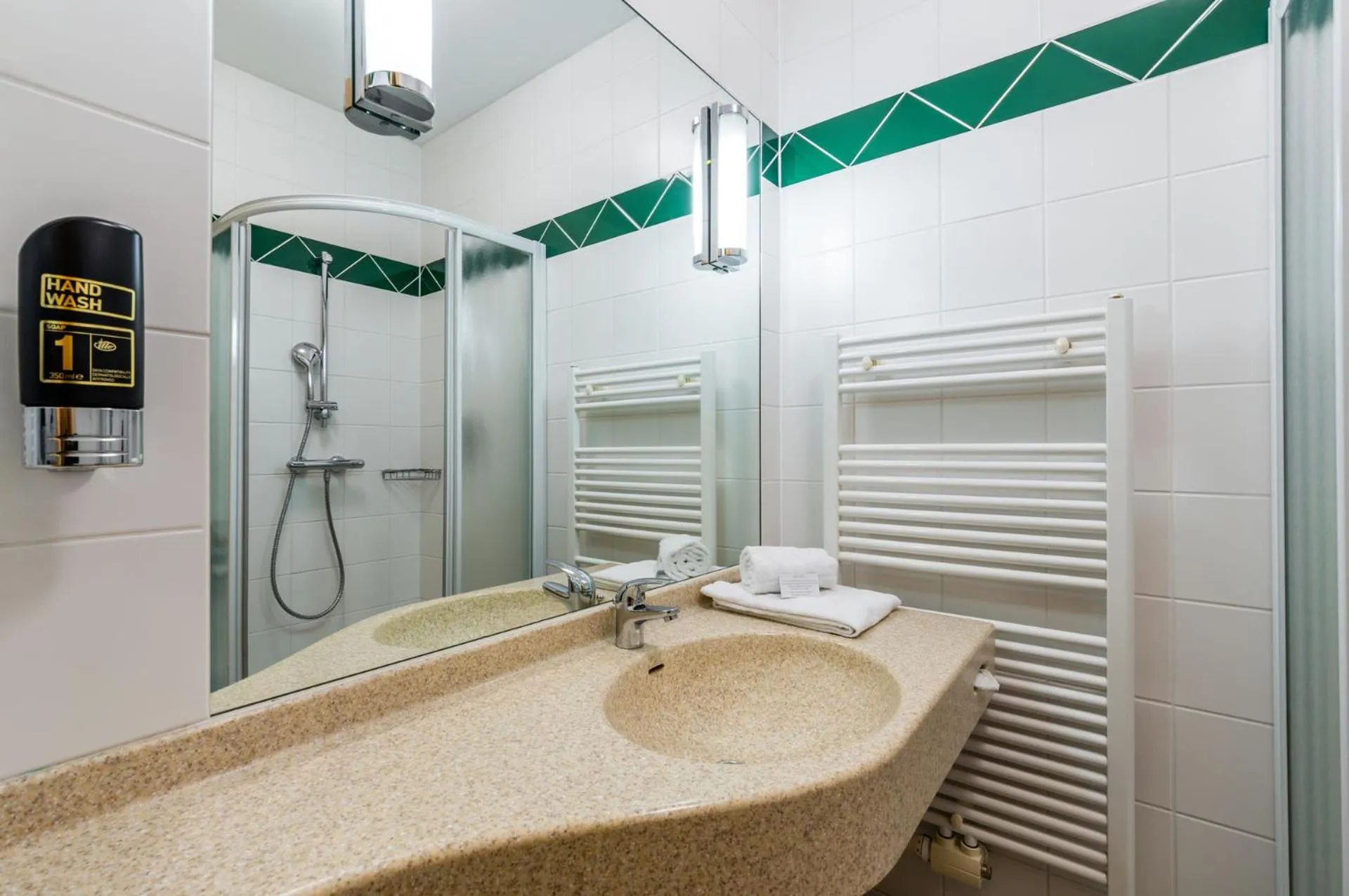 Shower in Hotel Xylophon - inklusive Thermeneintritte