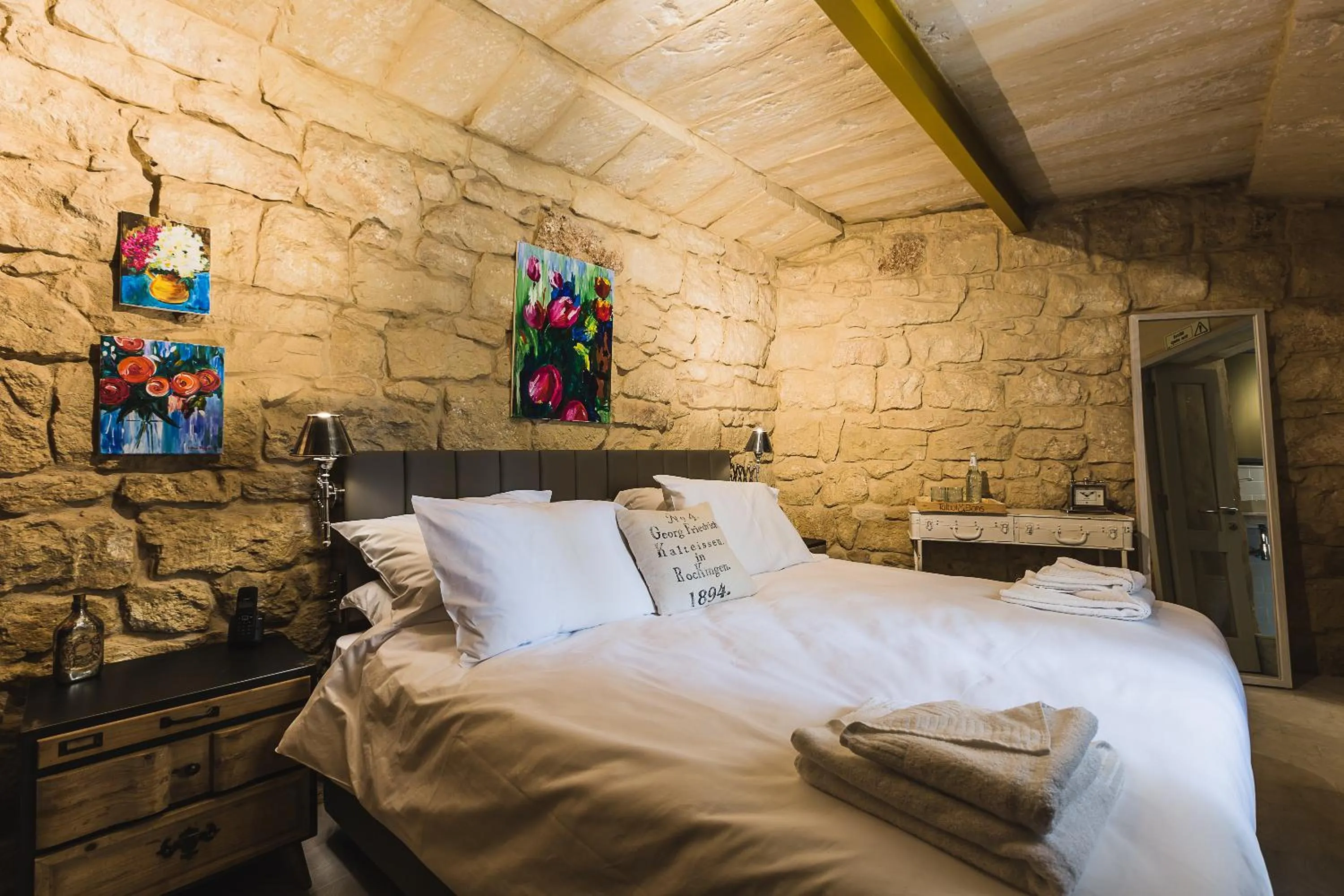 Bed in Talbot & Bons Bed & Breakfast