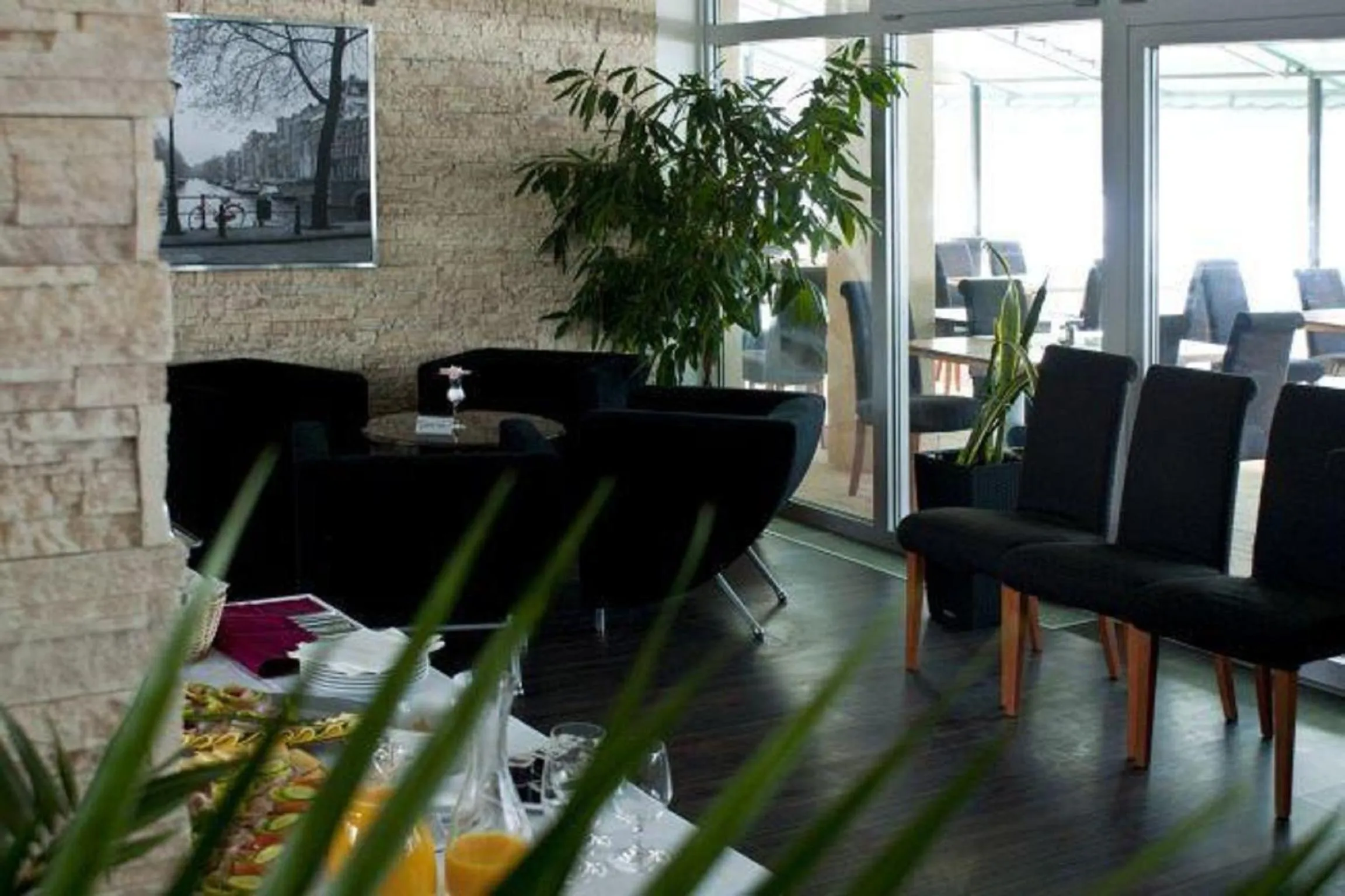 Restaurant/places to eat in Hotel River