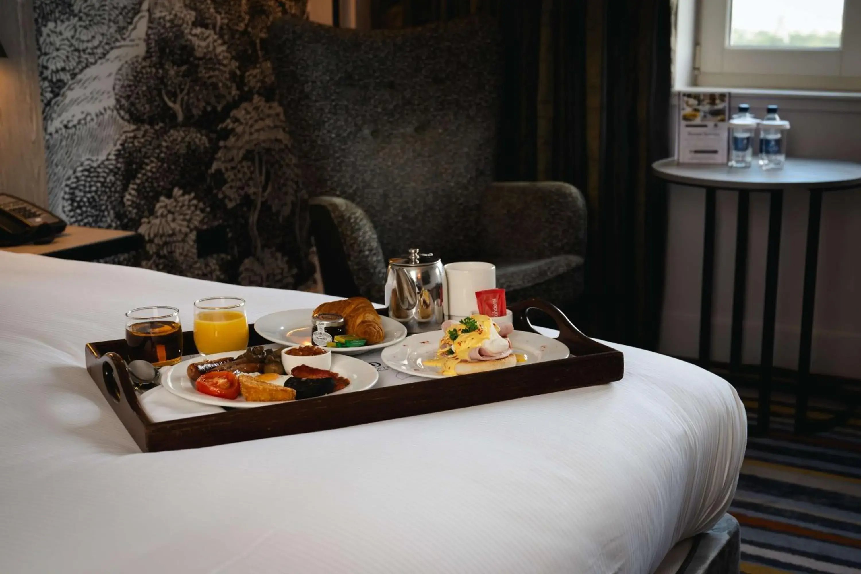 Dining area, Bed in DoubleTree by Hilton Bristol South - Cadbury House Dining area, Bed in DoubleTree by Hilton Bristol South - Cadbury House