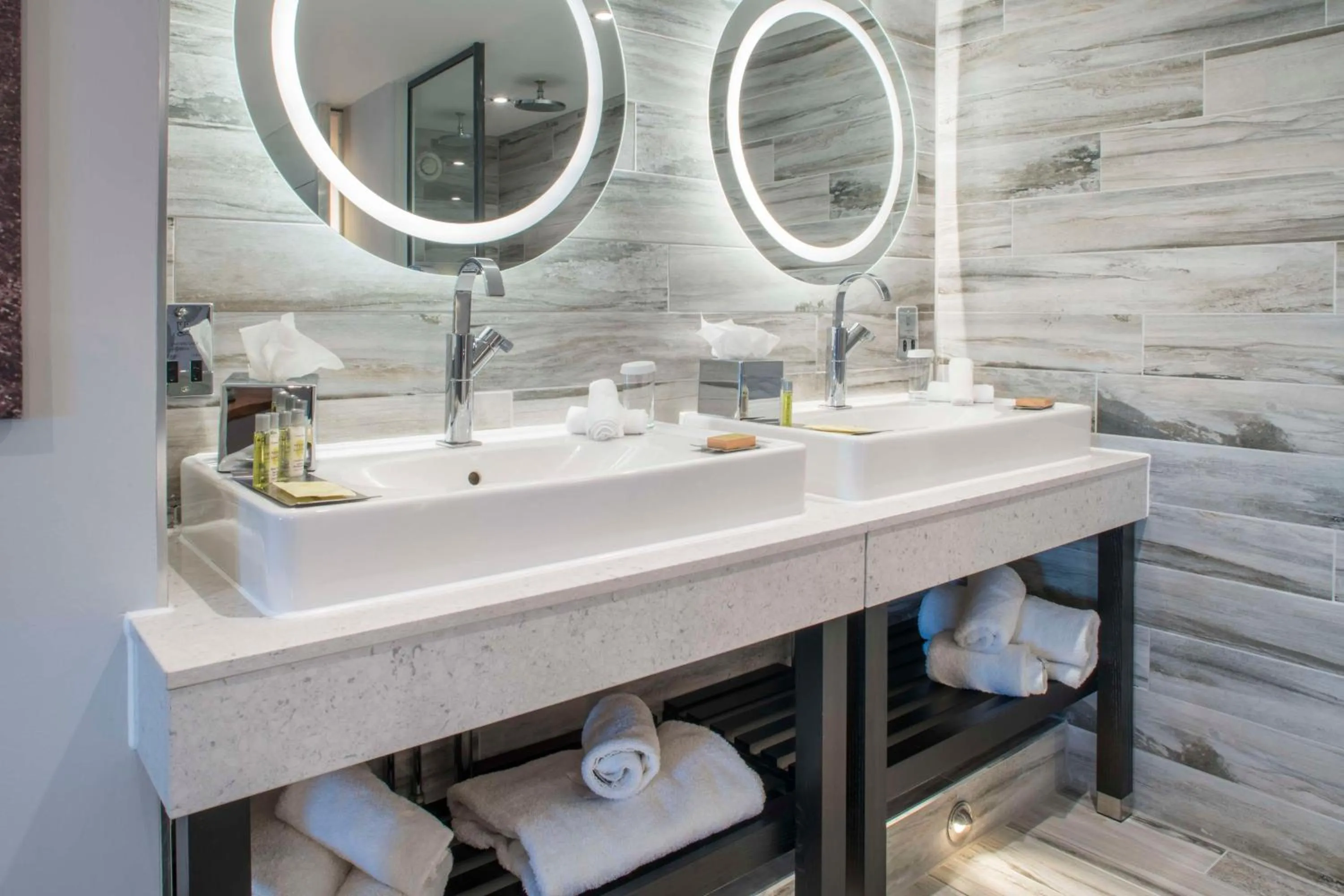 Bathroom in DoubleTree by Hilton Bristol South - Cadbury House