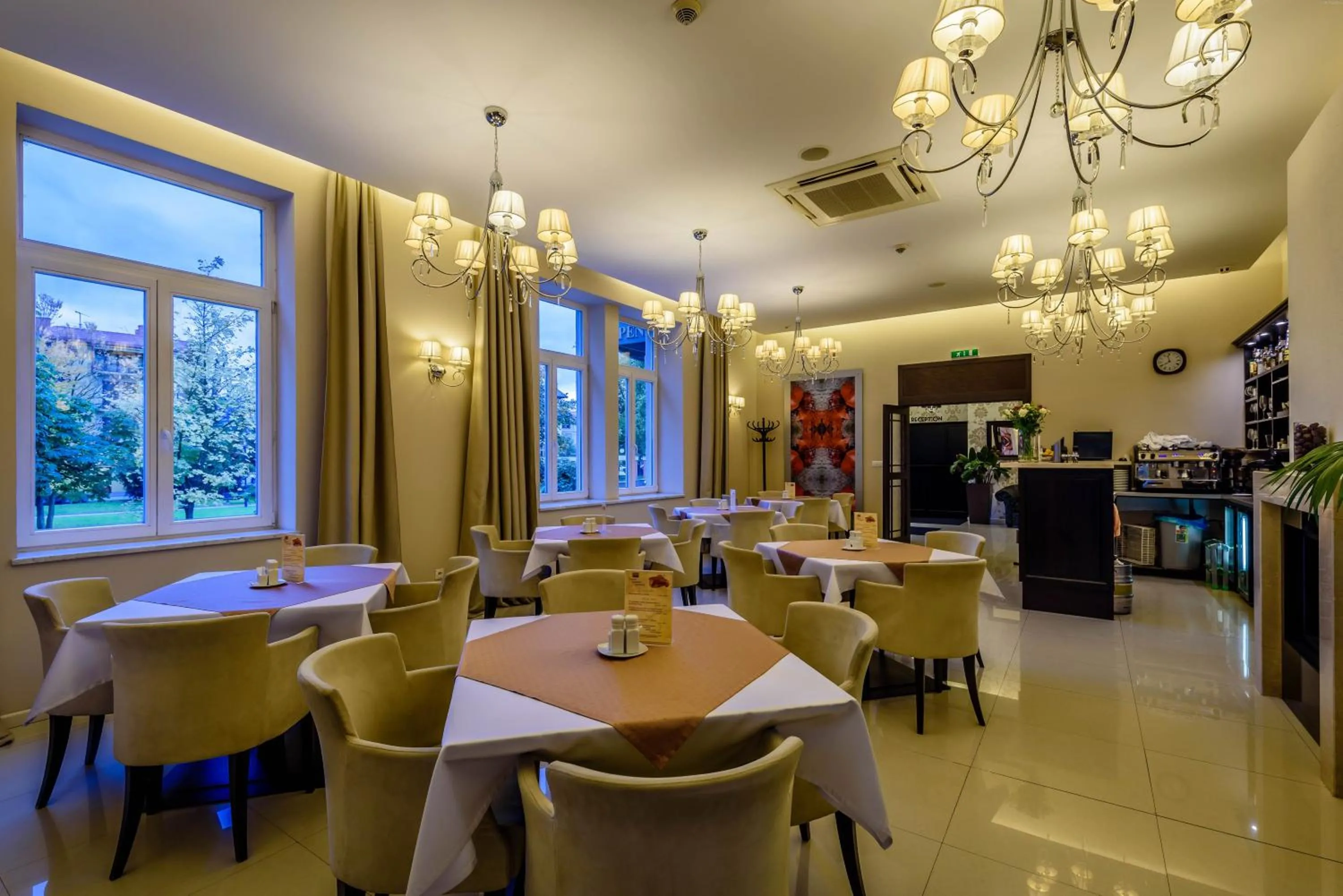 Restaurant/places to eat in Penzión Central Park