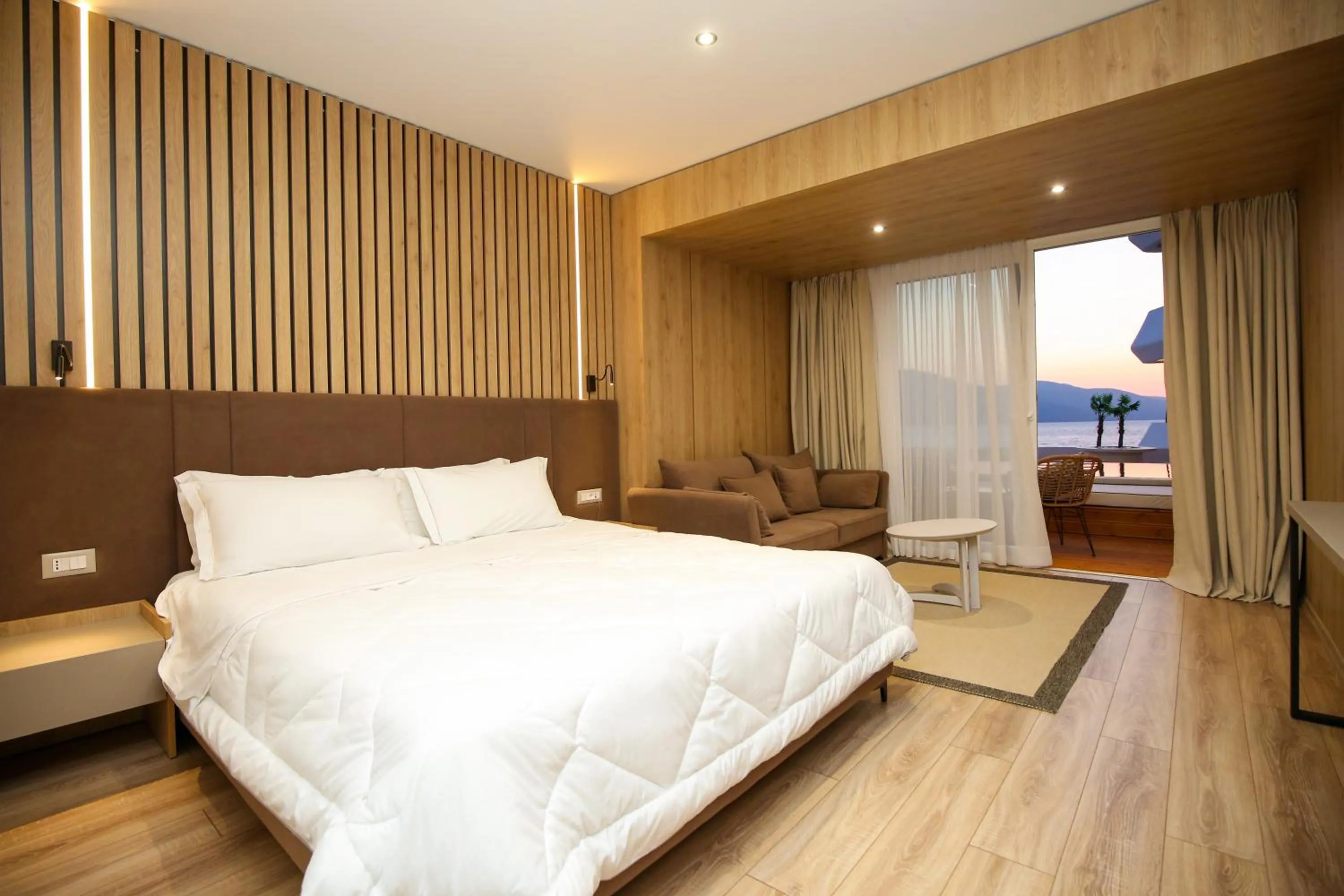 Bedroom, Bed in Regina Blu