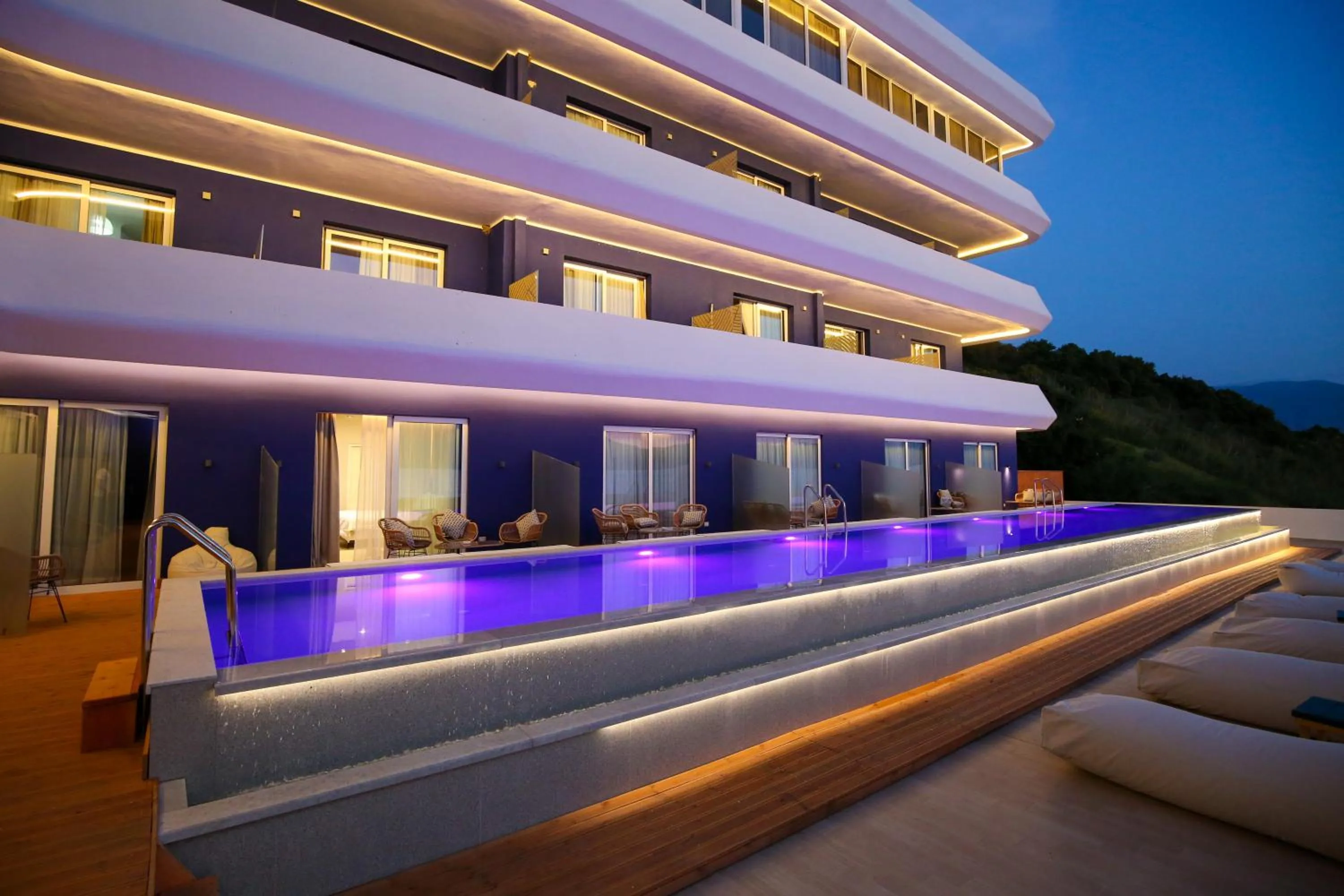 Pool view in Regina Blu