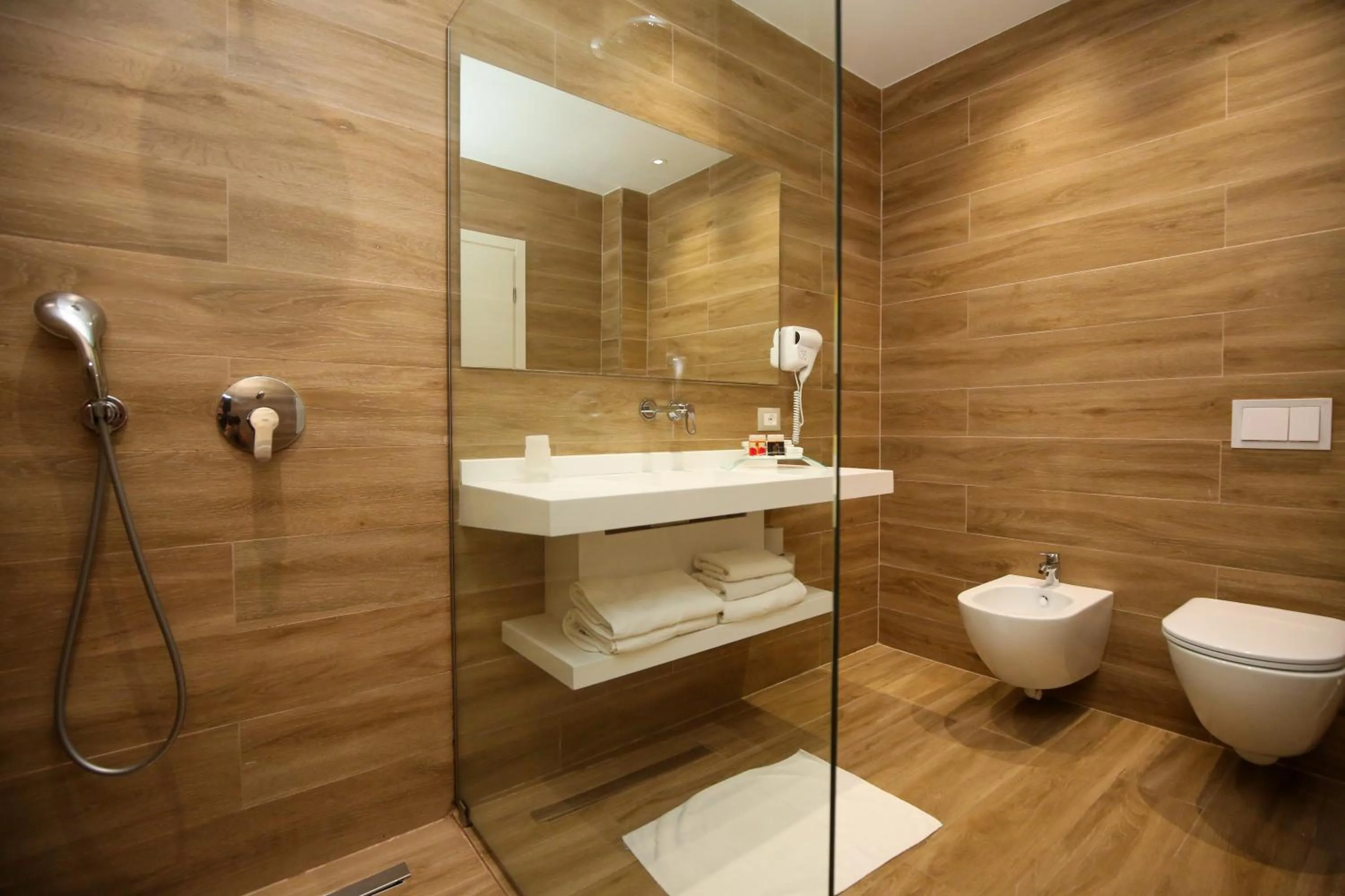 Shower in Regina Blu