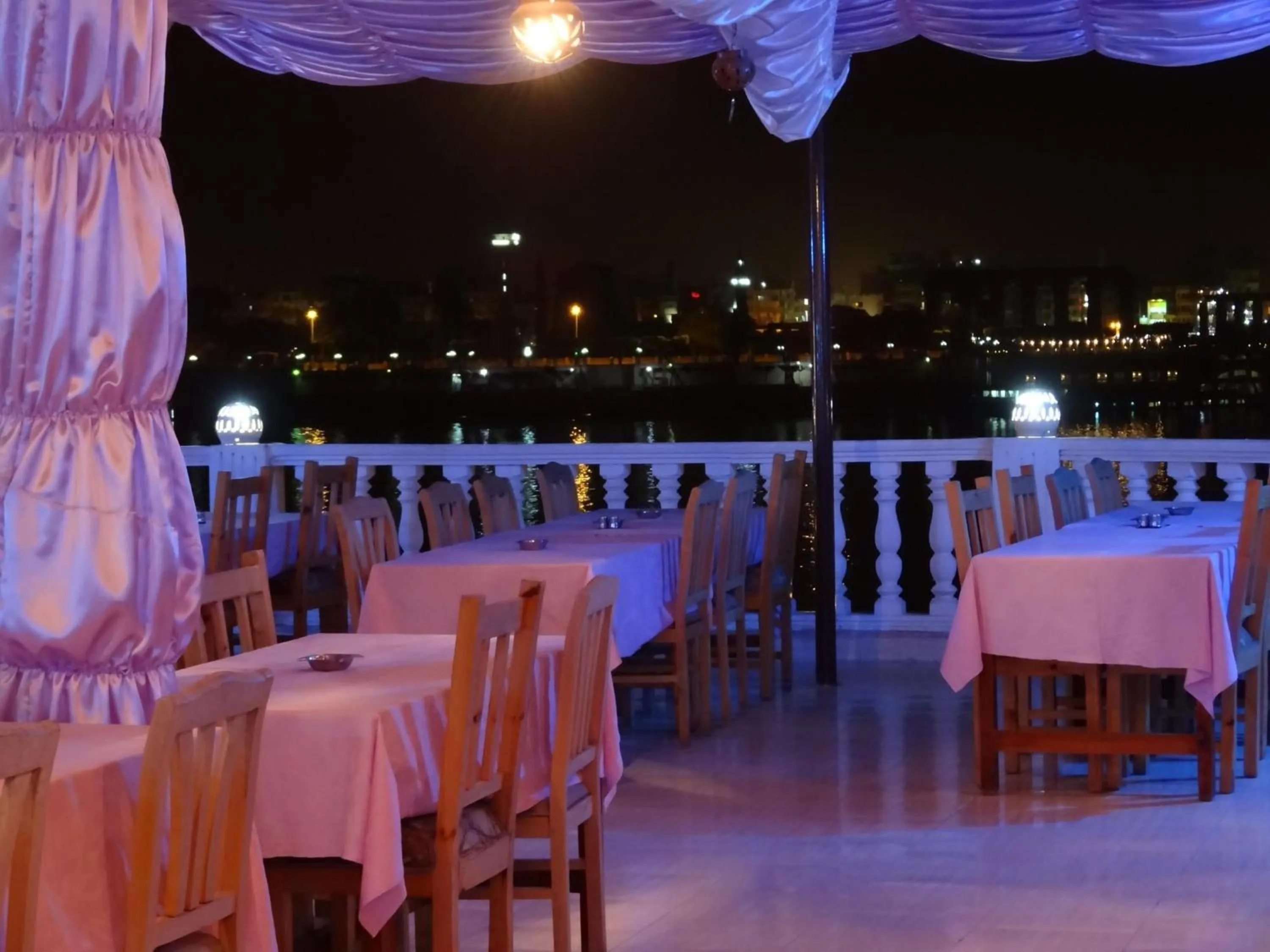 Restaurant/places to eat in El Mesala Hotel